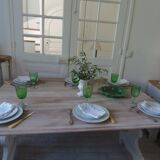 Console, table en noyer avec rallonges à rabats, piètement patiné gris.