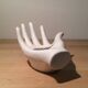 Main soliflore baguier en céramique blanche