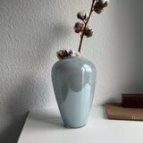 Vase en opaline bleu clair