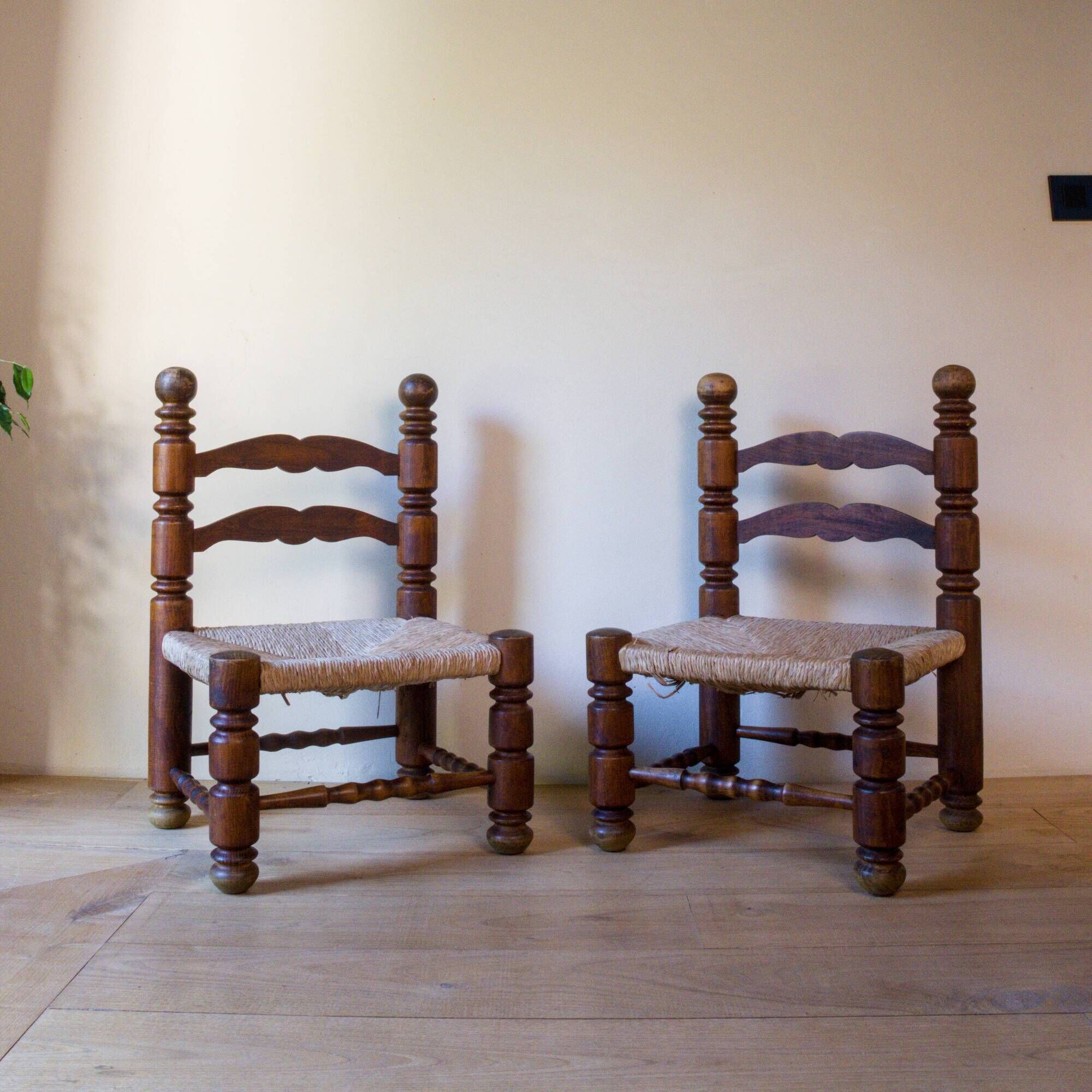 Paire de fauteuils bas en bois tourné et paille, dans le goût de C. Dudouyt
