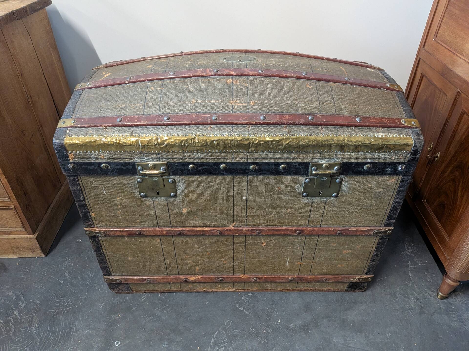 Travel dome-shaped trunk from the late 19th century, trunk maker J.M. Gey Aîné in Bordeaux, has