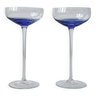 2 cocktail glasses.