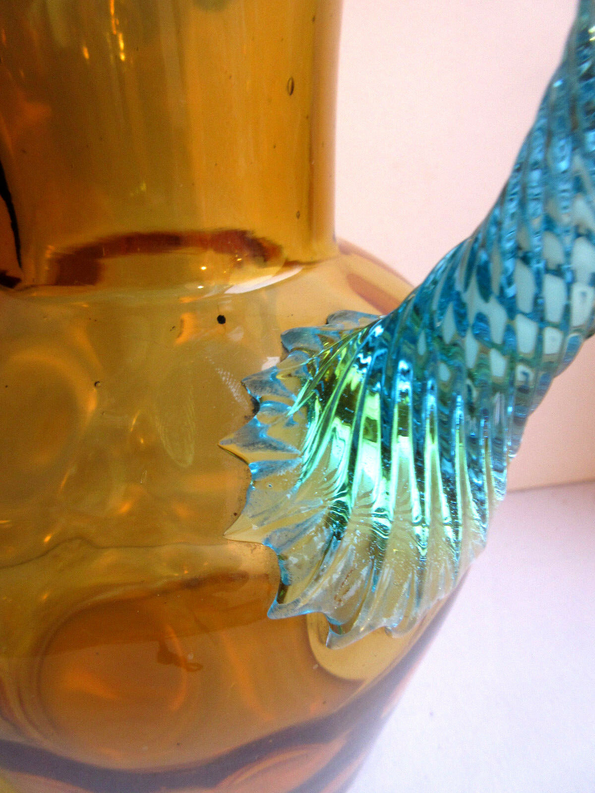 Pichet pot à eau George Sand art nouveau, verre ambre et anse bleue