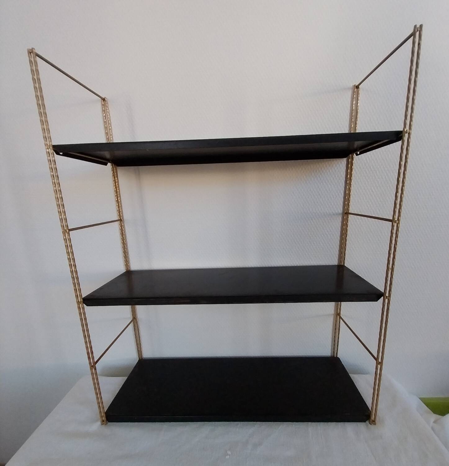 Metal string shelf