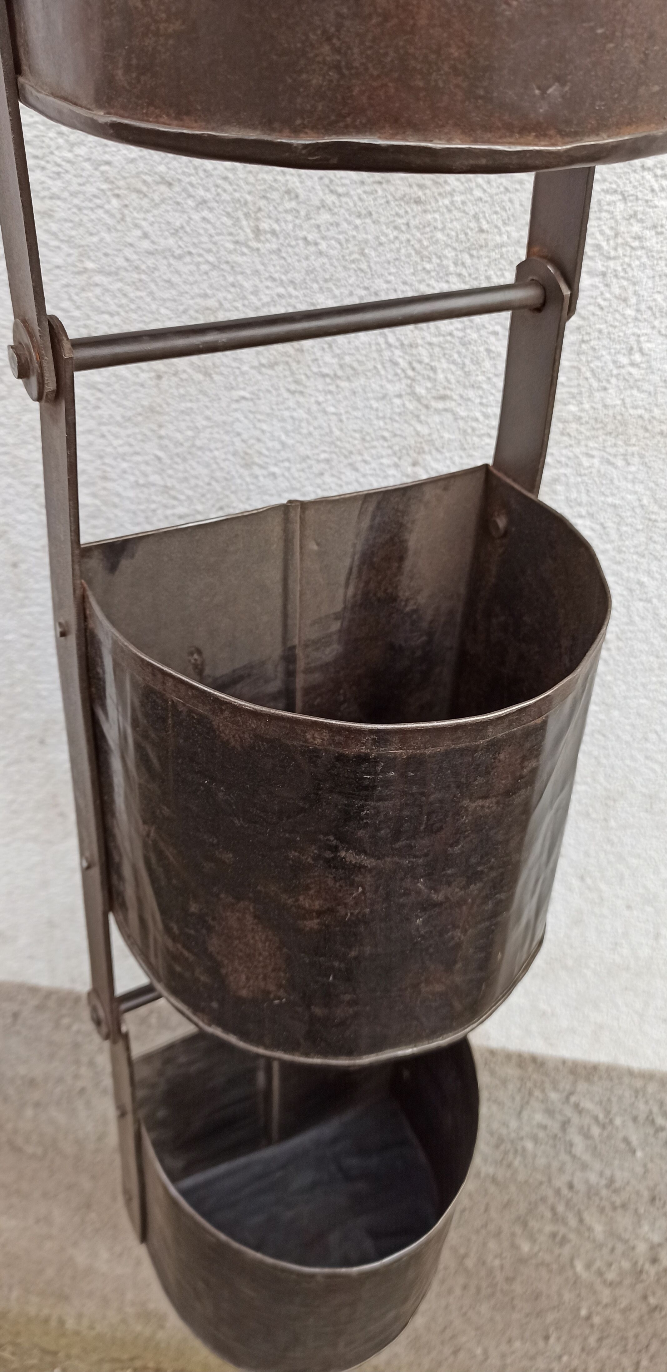 Suspension of three zinc buckets