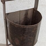Suspension of three zinc buckets