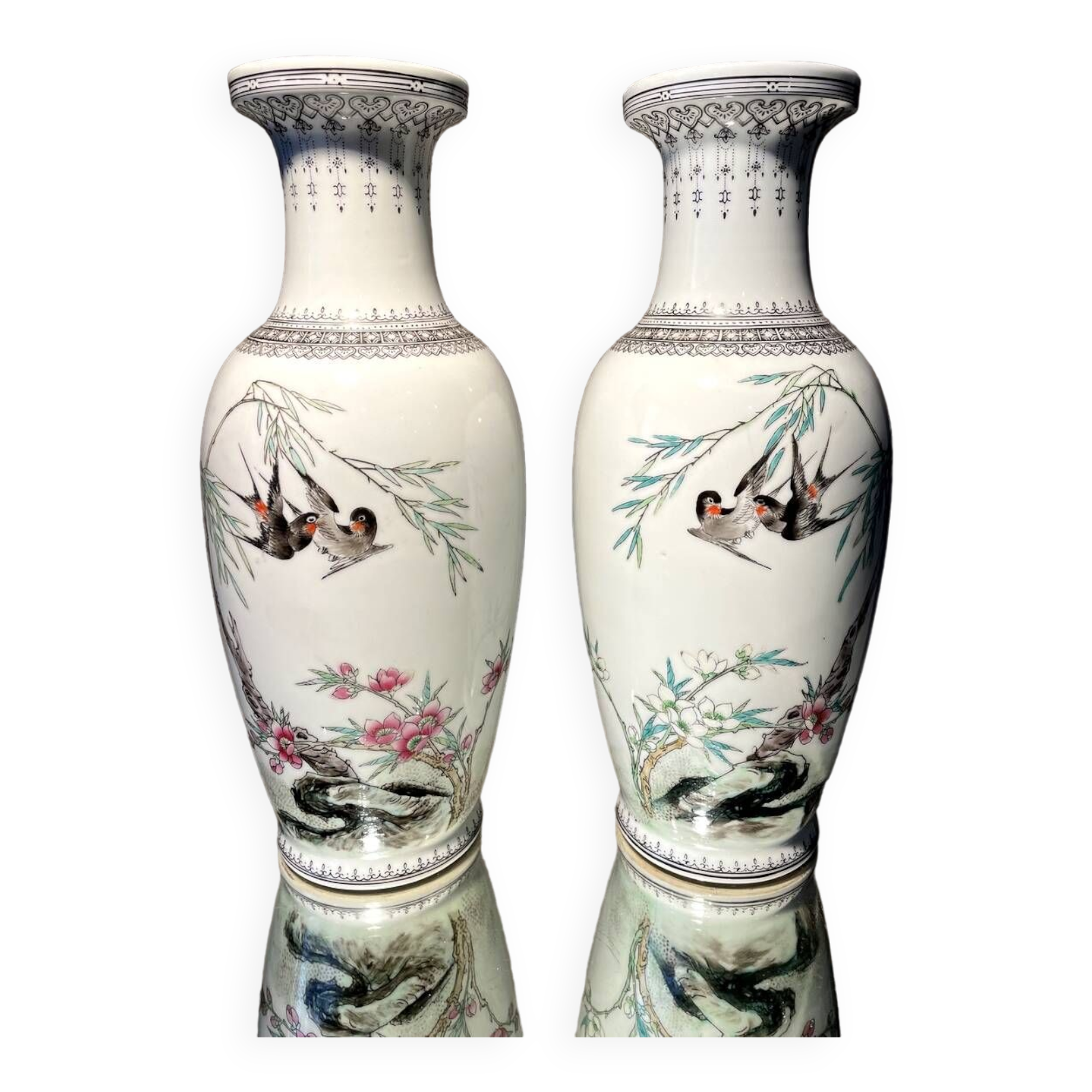 Pair of baluster vases with bird decoration in chinese porcelain