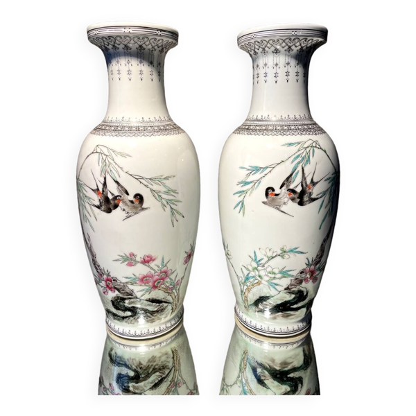 Paire de vases balustre a decor oiseaux en porcelaine chinoise