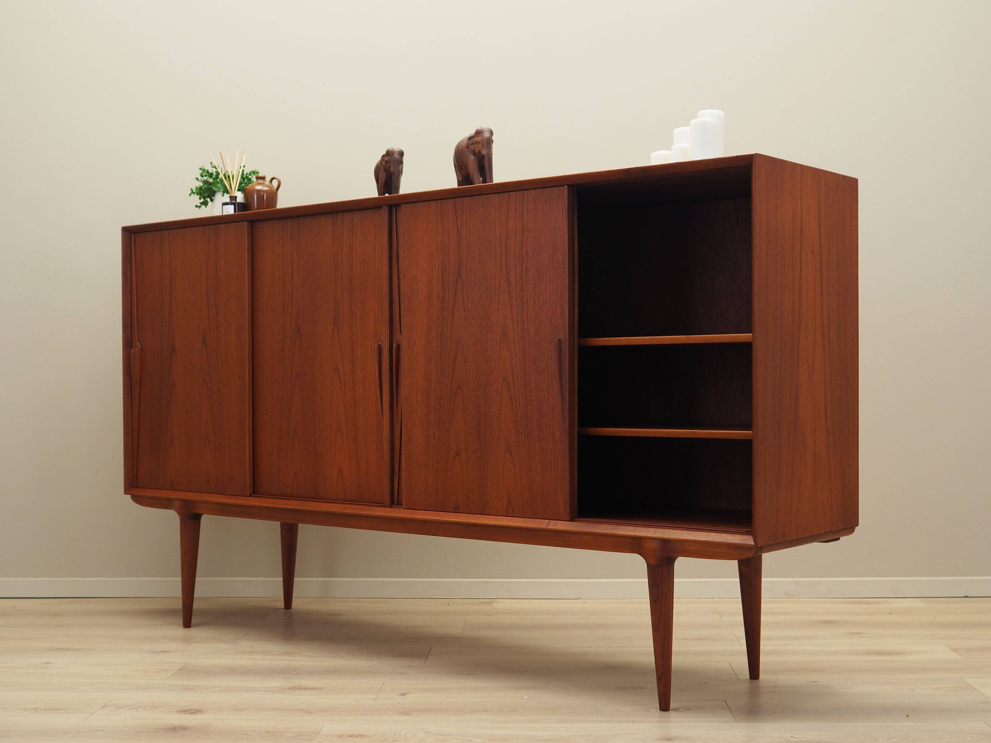 Buffet haut en teck, design danois, années 1970, fabriqué par Omann Jun