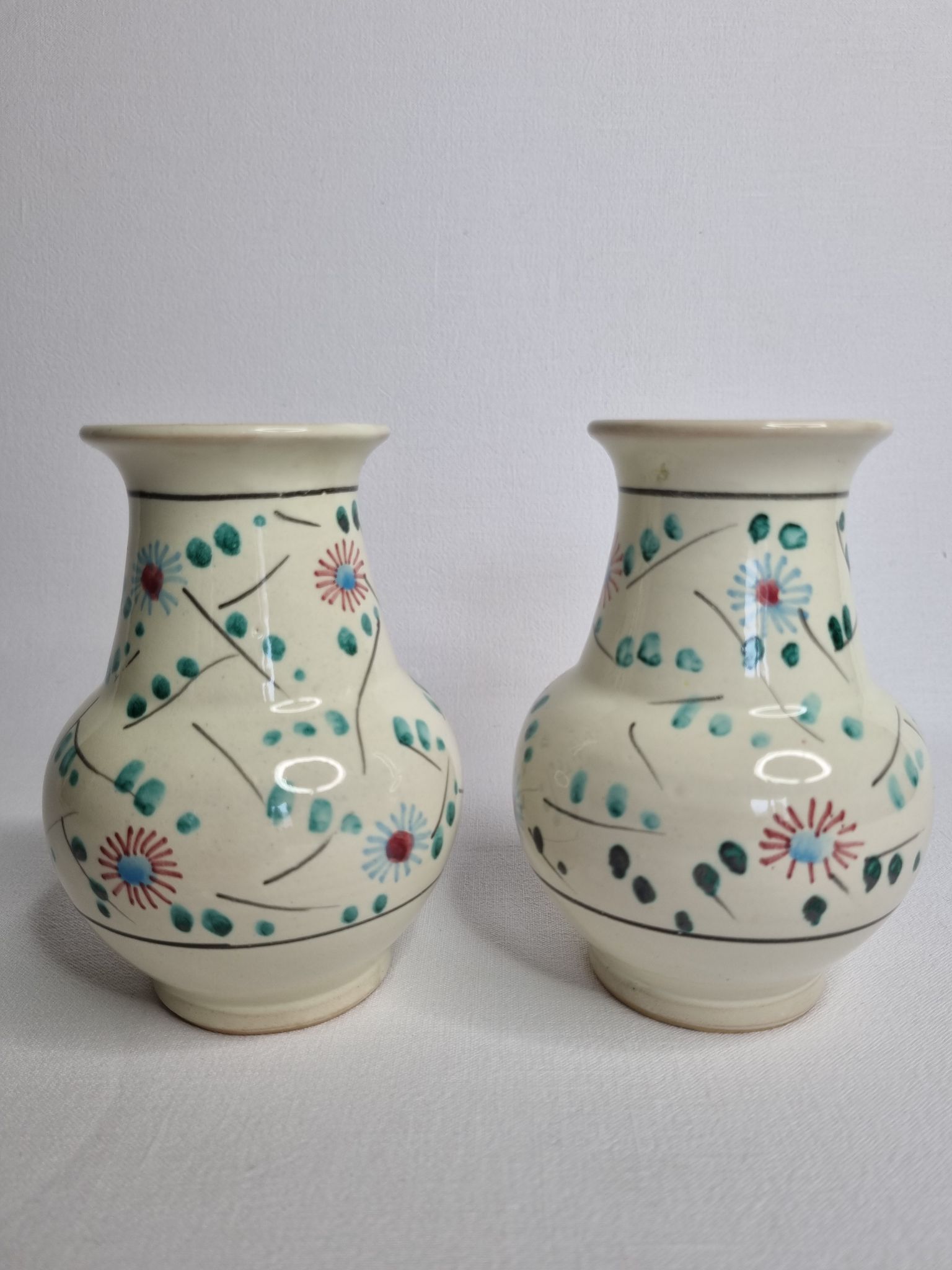 Paire de vases en céramique émaillée décorés à la main, 13 cm