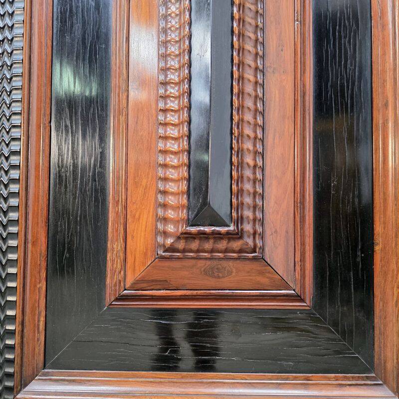 Beautiful 17th-century Dutch cabinet in rosewood and ebony marquetry.