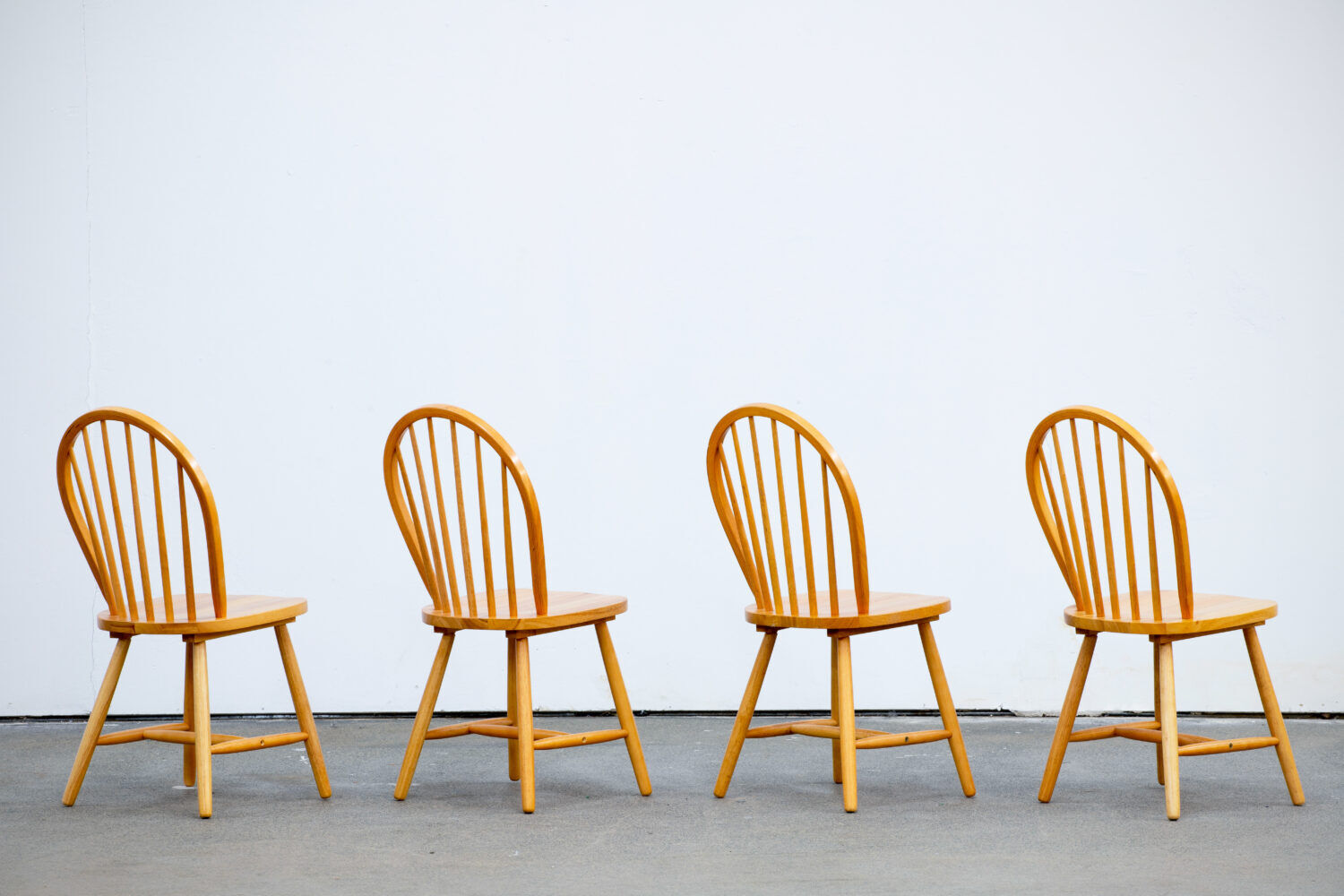 Série de 4 chaises scandinaves à dossier ajouré 1970