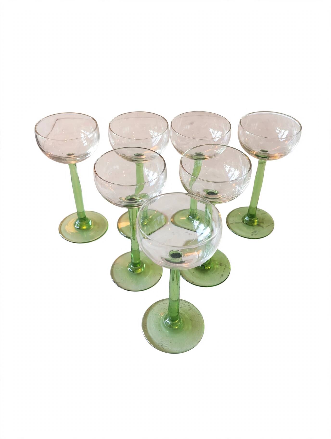 Lot of 7 champagne glasses from the 1970s and a vintage wicker and glass tray.