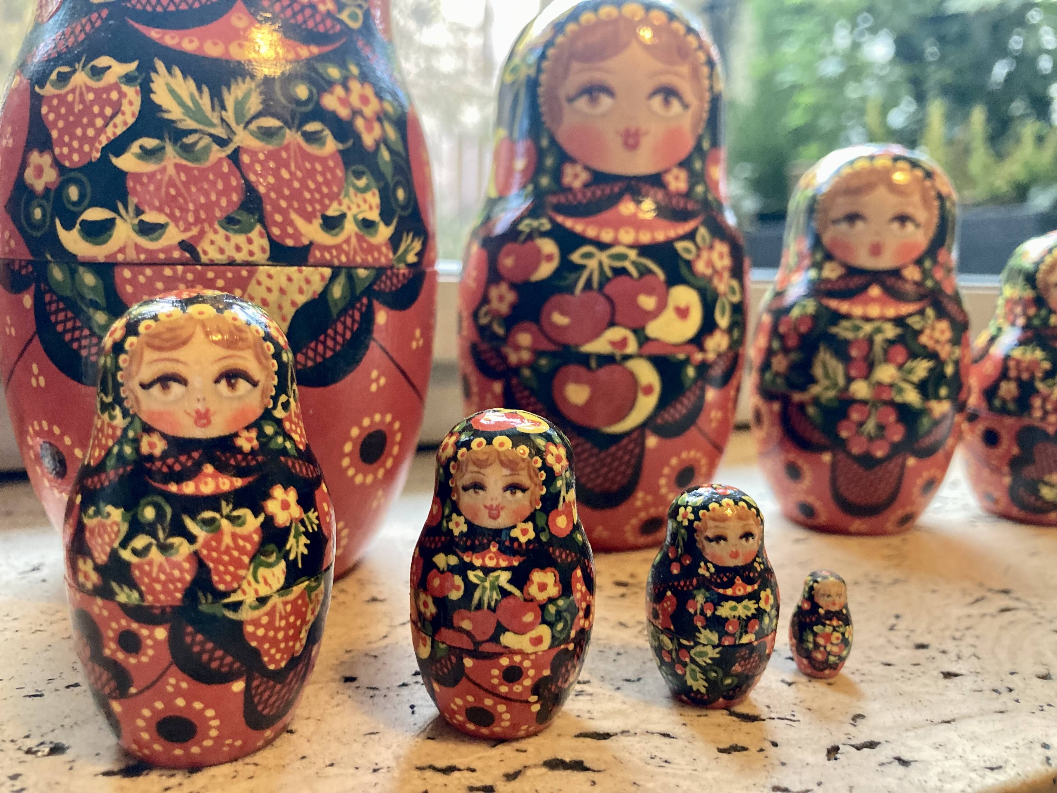 Magnificent family of Russian matryoshkas – 9 dolls – excellent condition