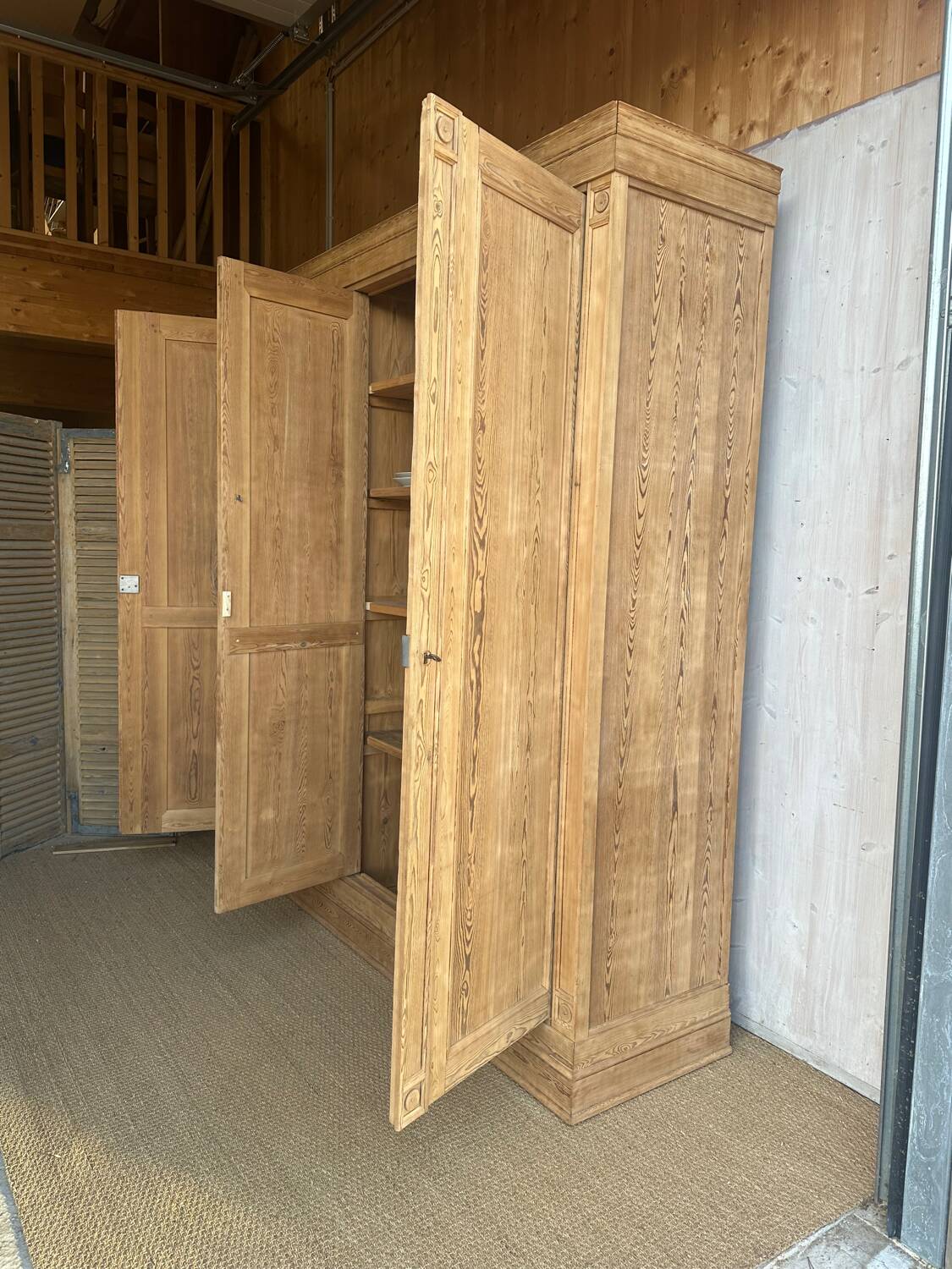 Armoire XXL en pitchpin massif - style Louis Philippe clair