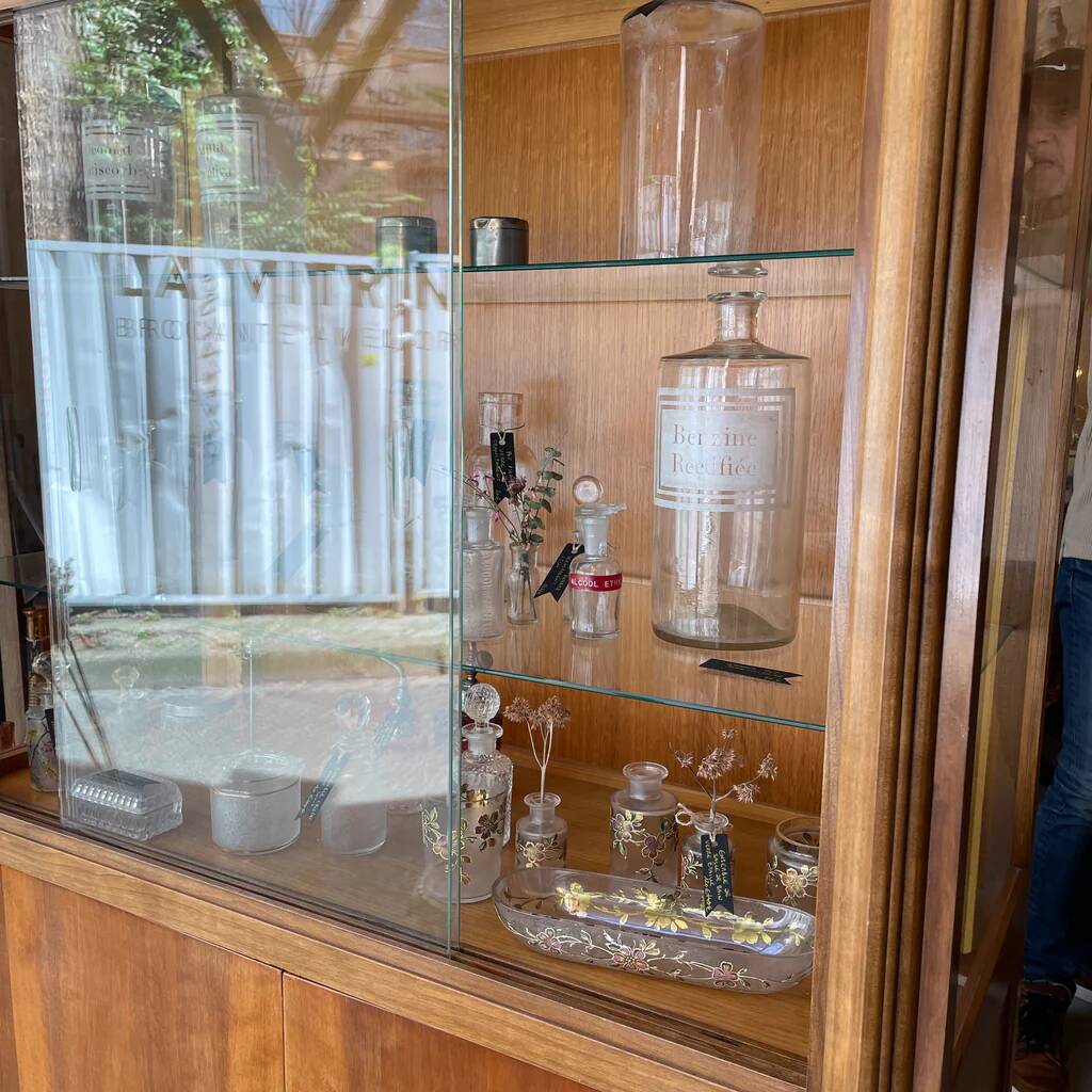 Art deco display cabinet in walnut and glass
