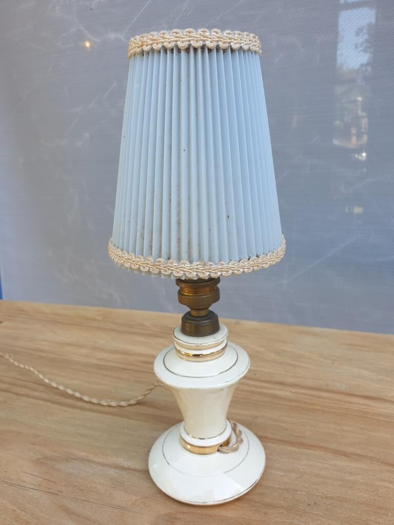 Lampe  bougeoir vintage faïence vanille liseré or et abat-jour rhodoïd plissé azur