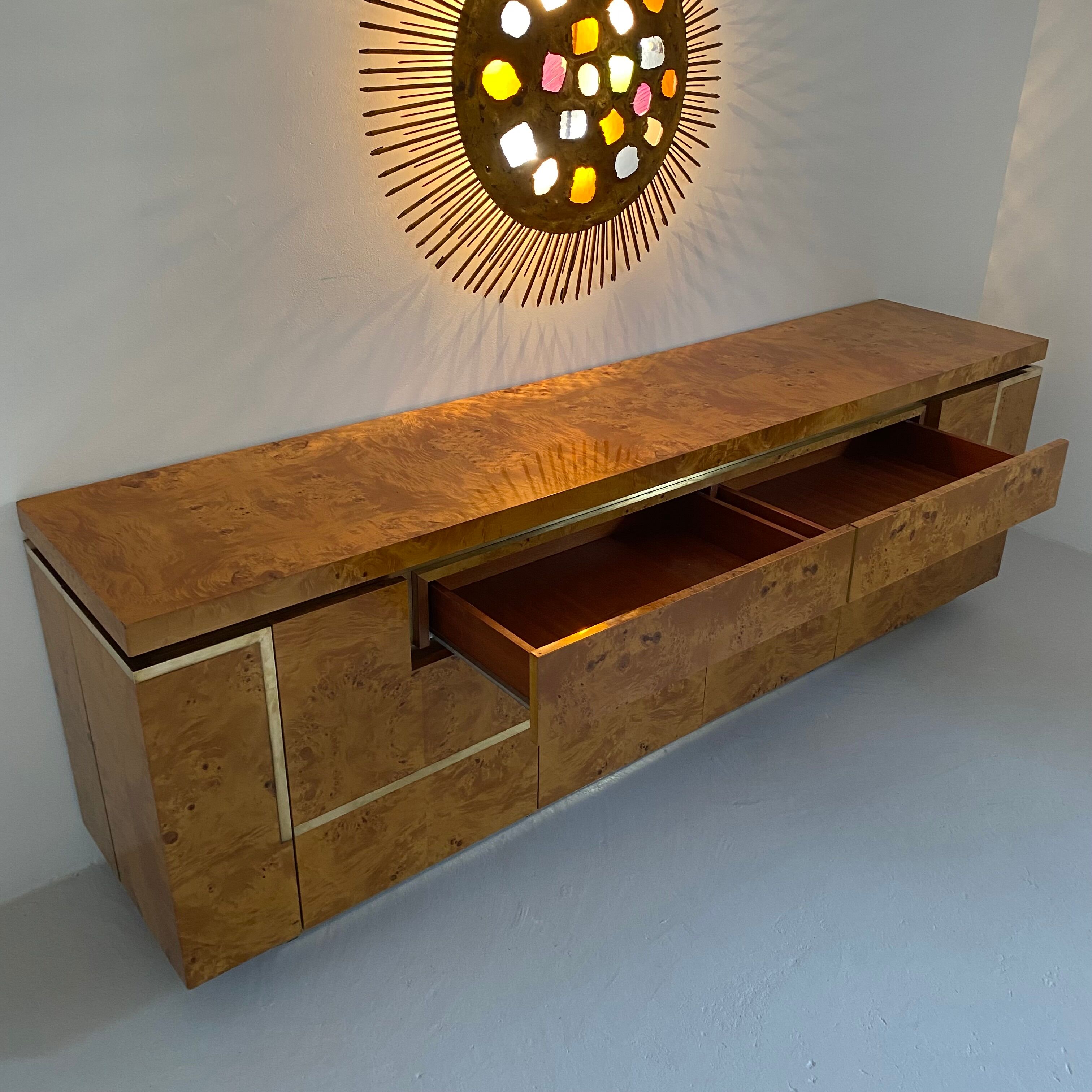 Sideboard in elm magnifying glass and brass. 1970