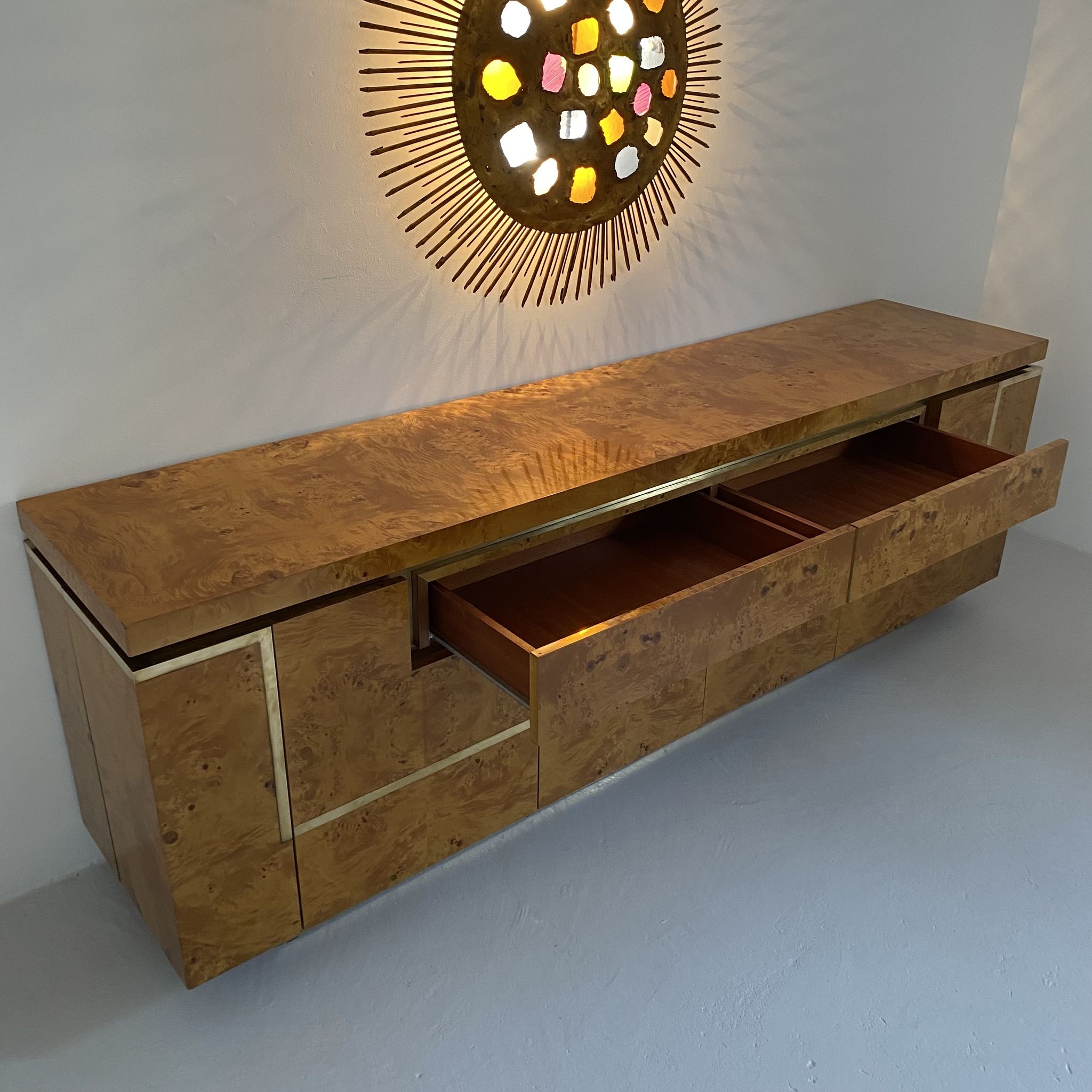 Sideboard in elm magnifying glass and brass. 1970