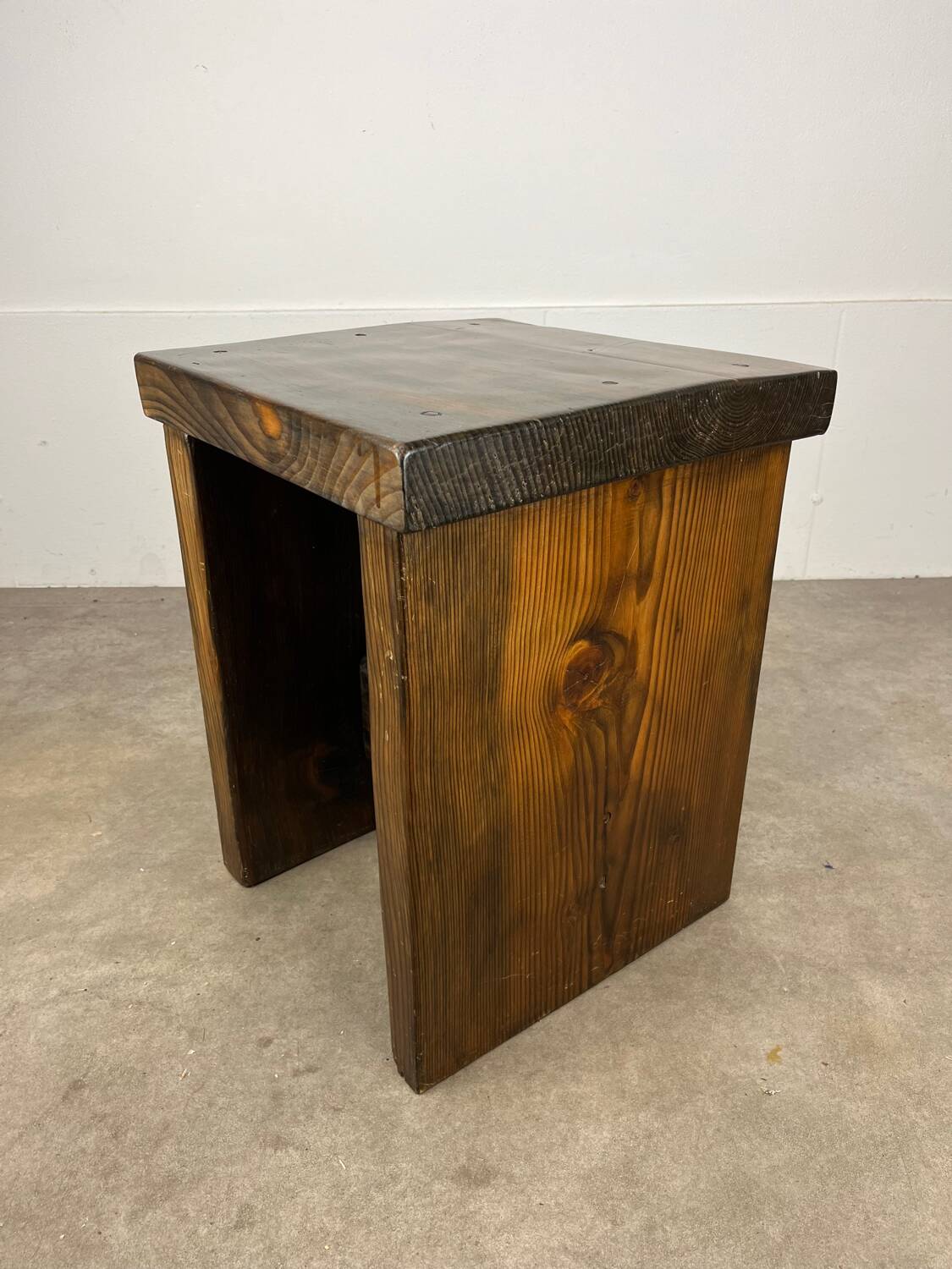 Tabouret brutaliste en bois massif style chalet