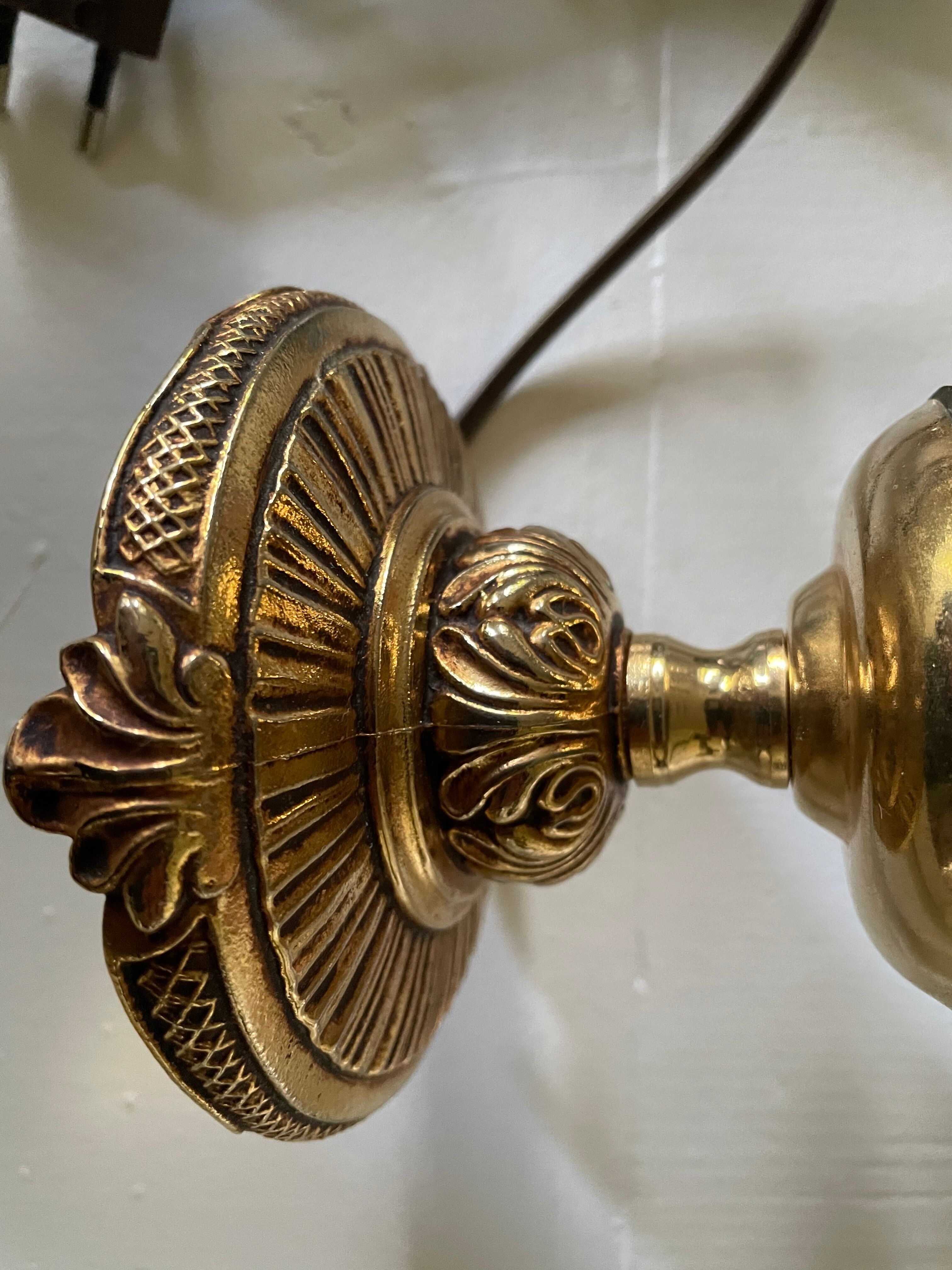 Brass foot tulip lamp