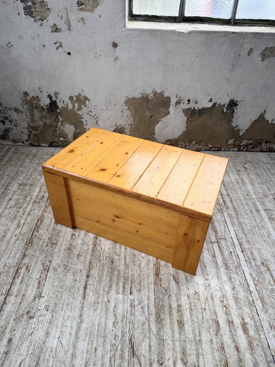 Chest or coffee table Perriand Les Arcs 1800