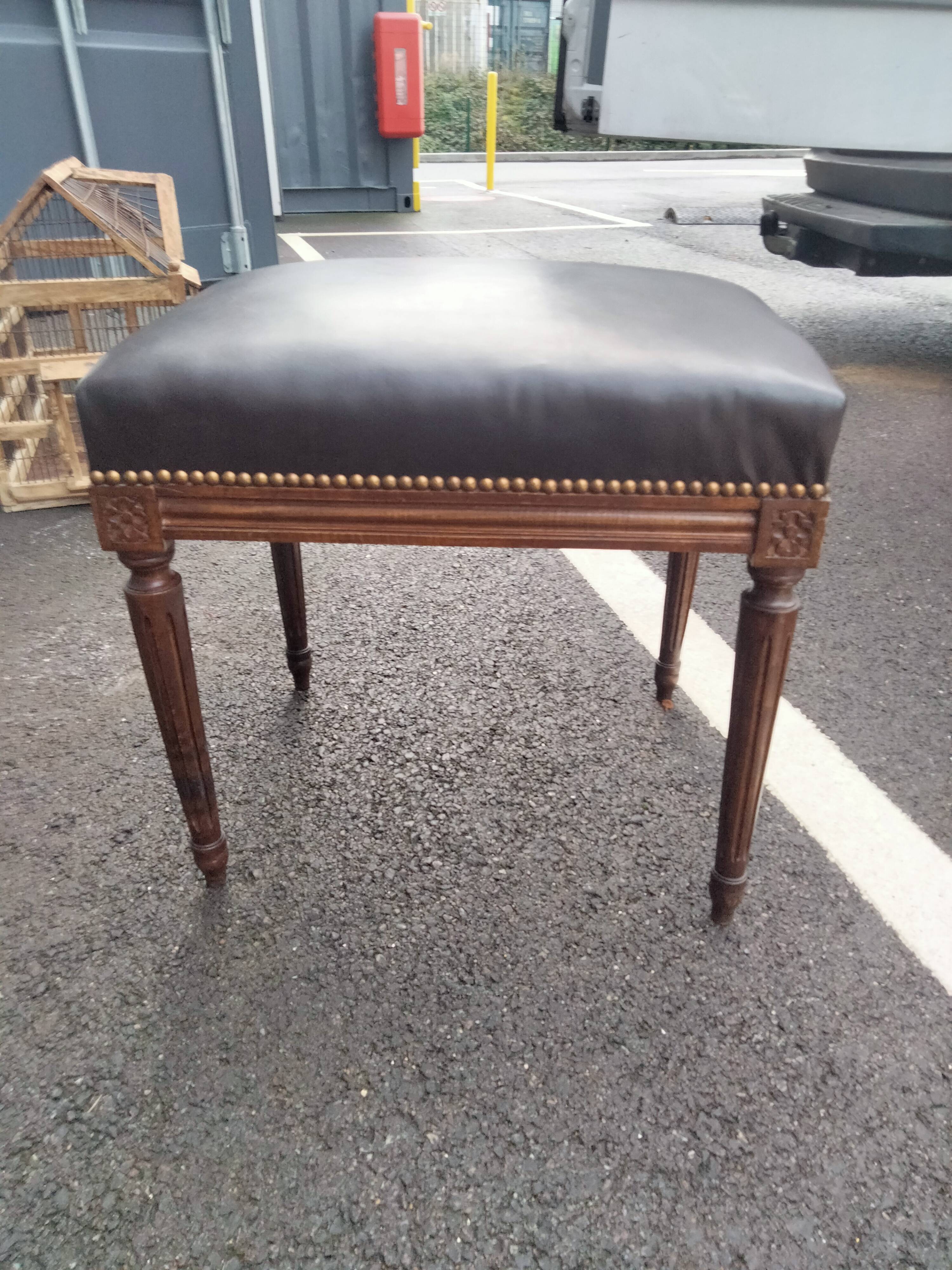 Tabouret repose pied ancien style Louis XVI dessus cuir