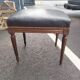 Tabouret repose pied ancien style Louis XVI dessus cuir