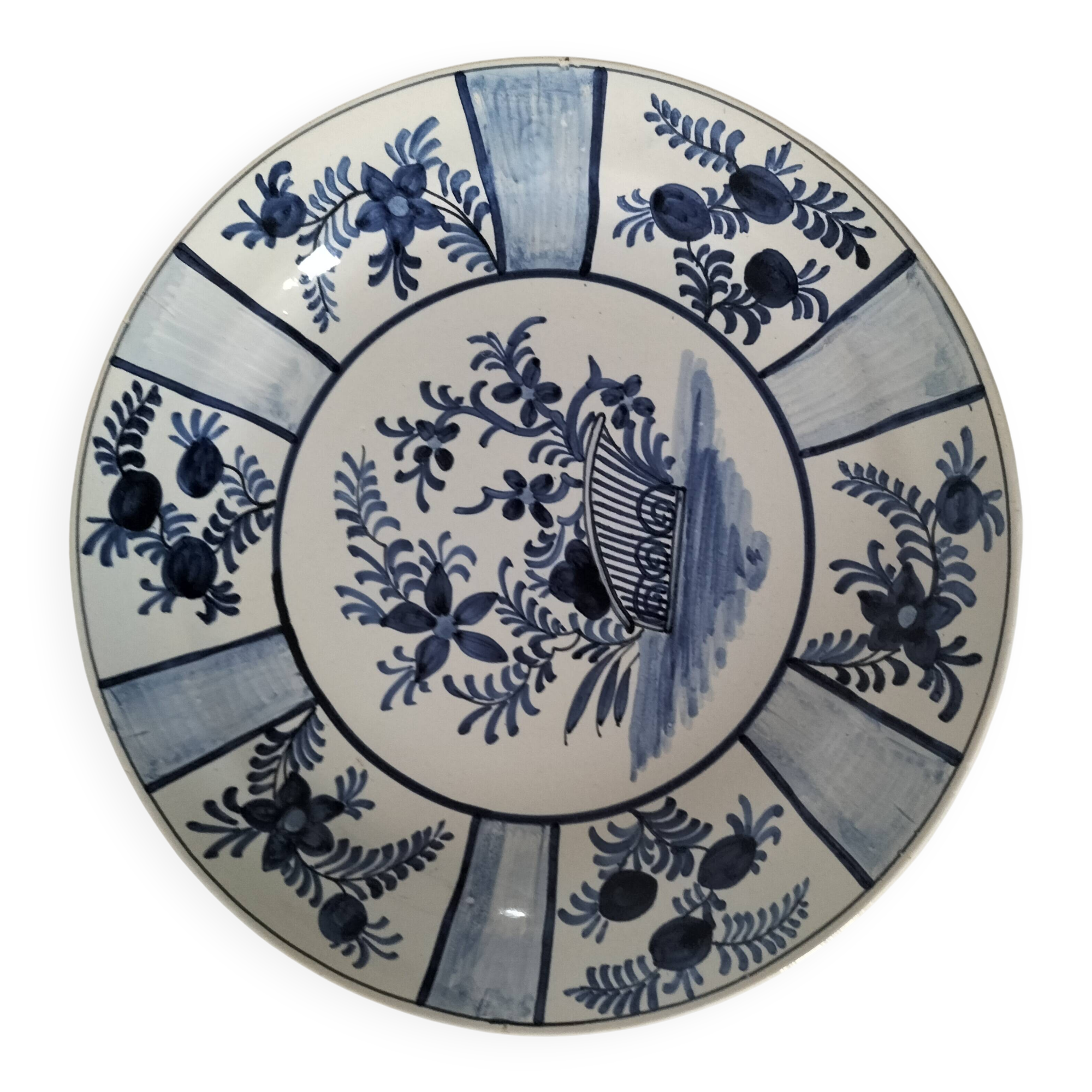 Assiette en faïence peinte à la main