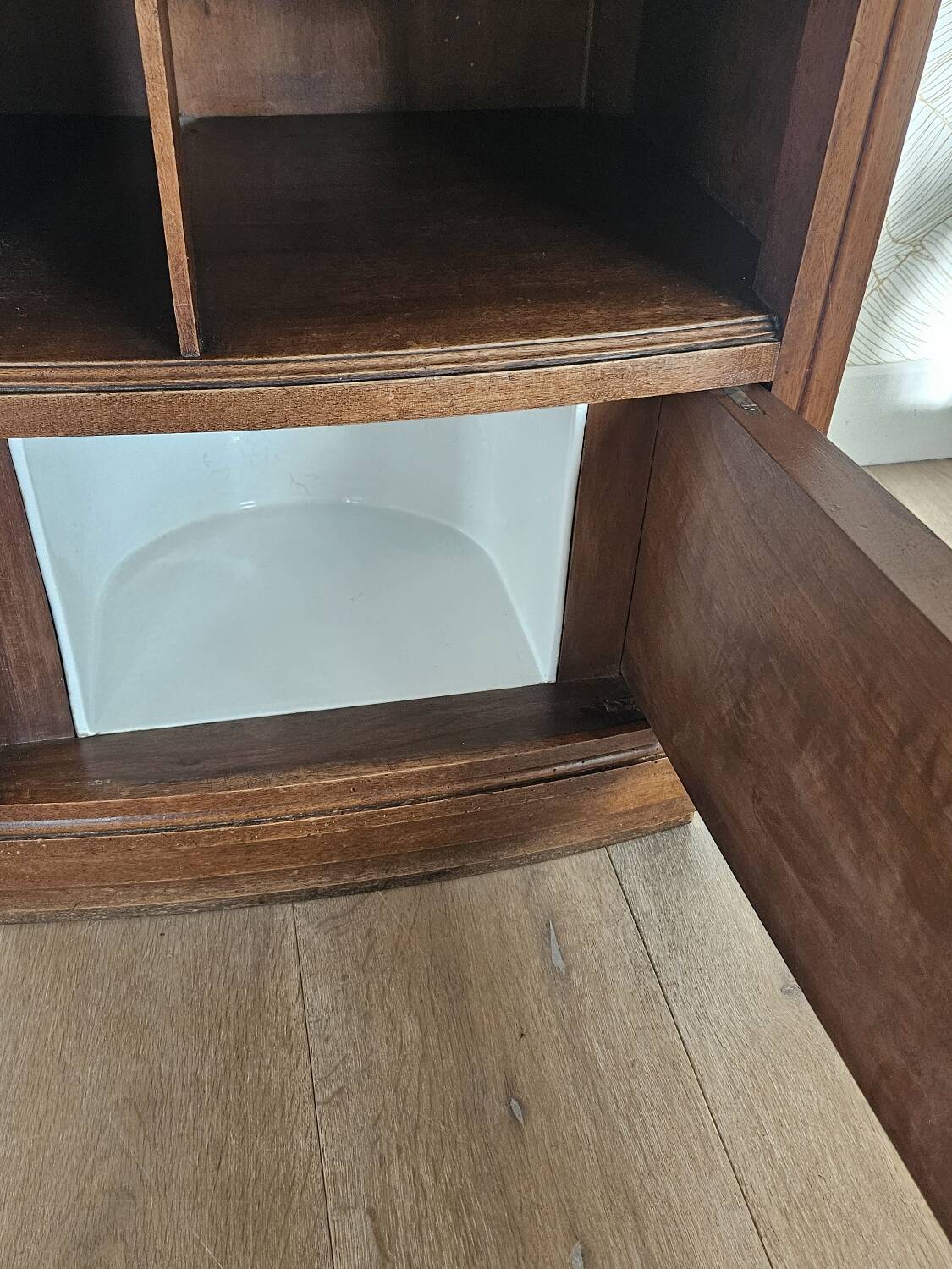 Art Deco bedside table in walnut and marble