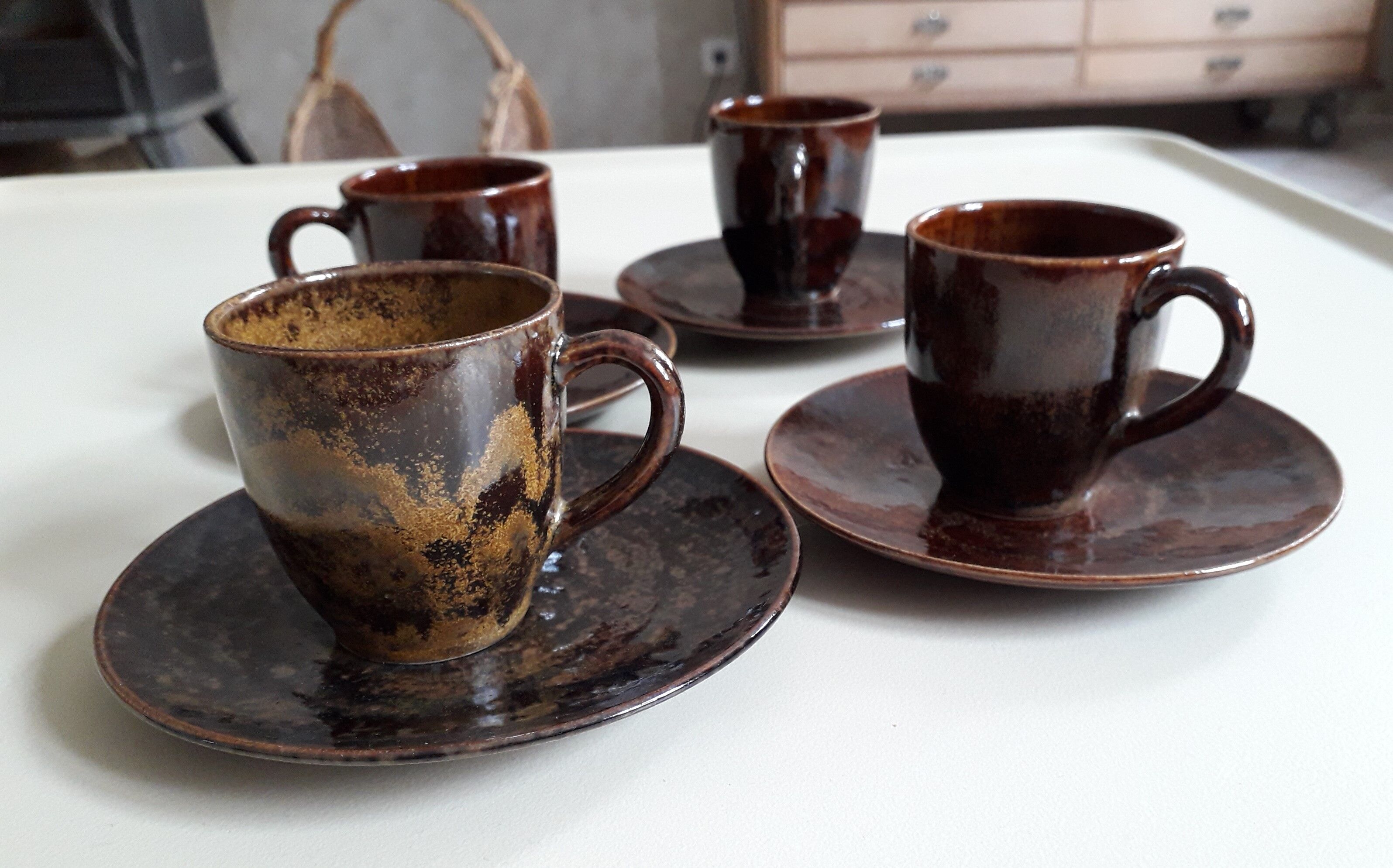 Beauvaisis Warluis 4 cup and sandstone sub-cup set