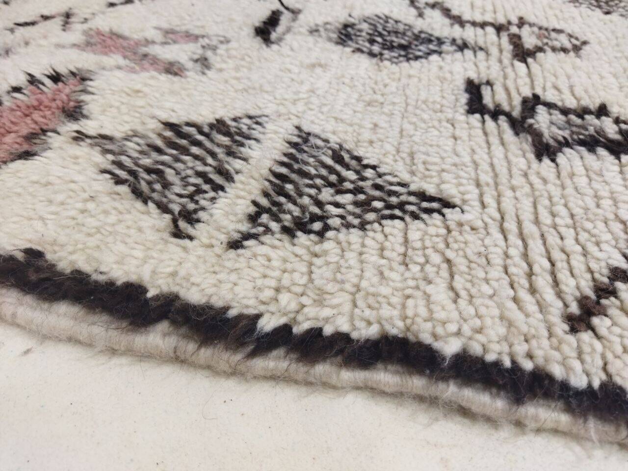 Vintage Berber rug 306 X 135 CM
