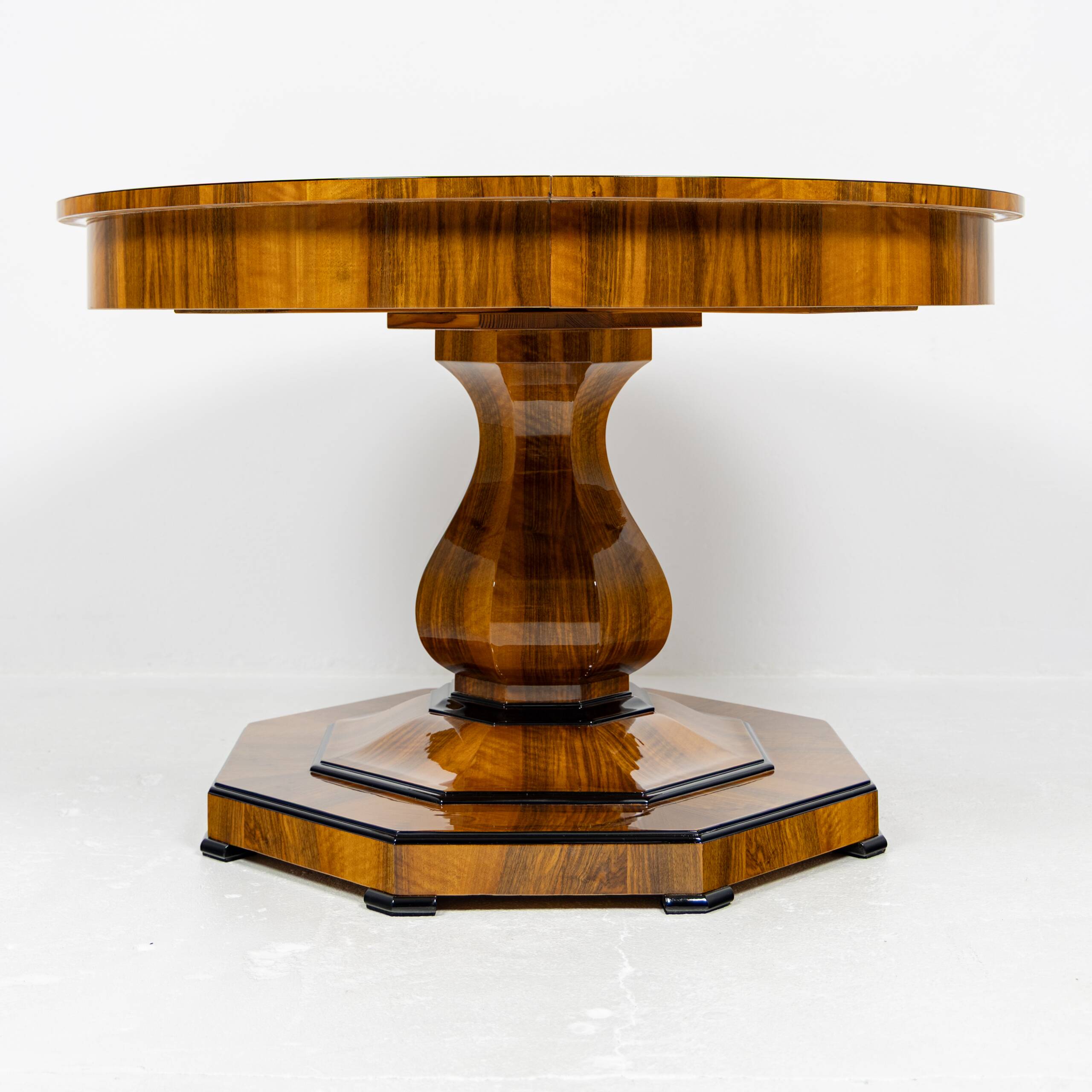 Extendable Biedermeier walnut round table - 1920-1939
