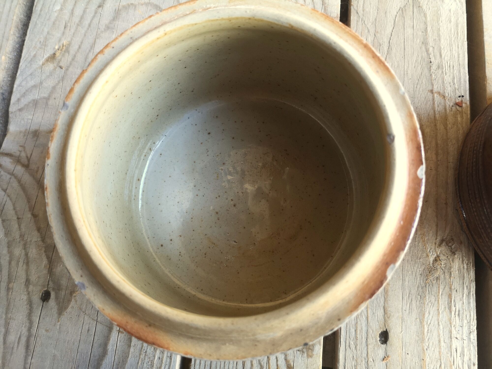 2 decorative sandstone boxes with lid