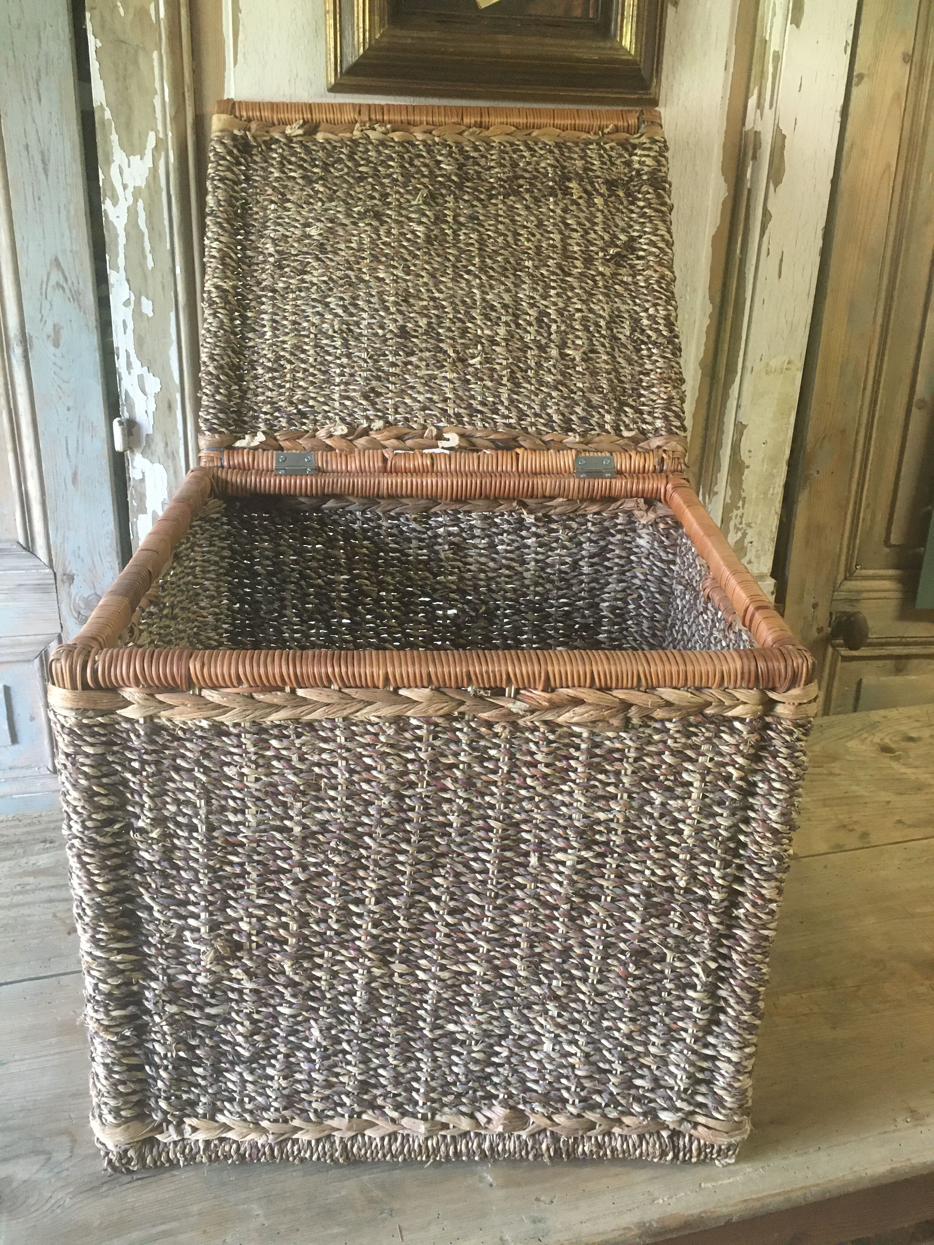 Chest in raffia or wicker