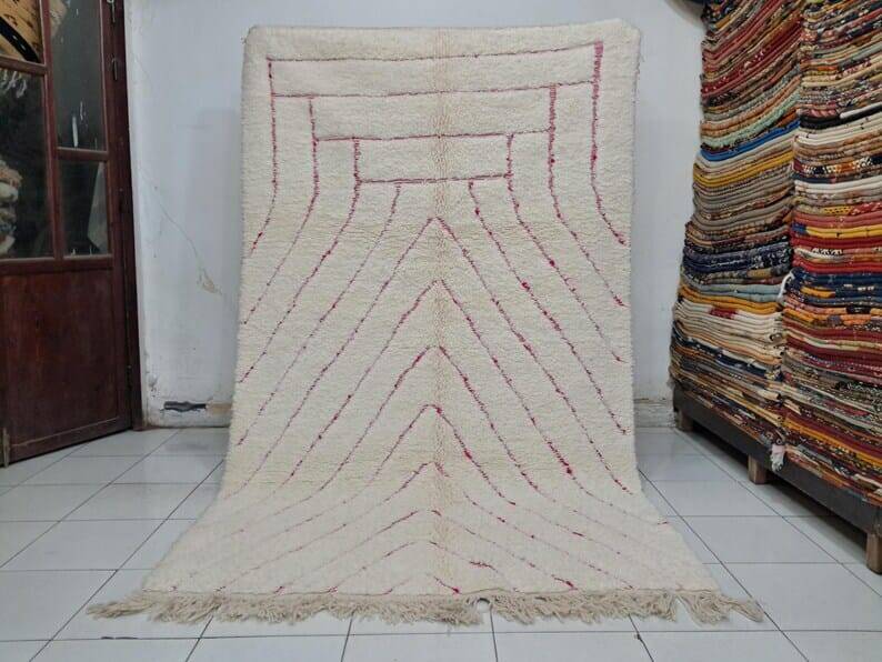 Tapis berbère marocain d’atlas avec magnifique dessin taille 150/250 cm