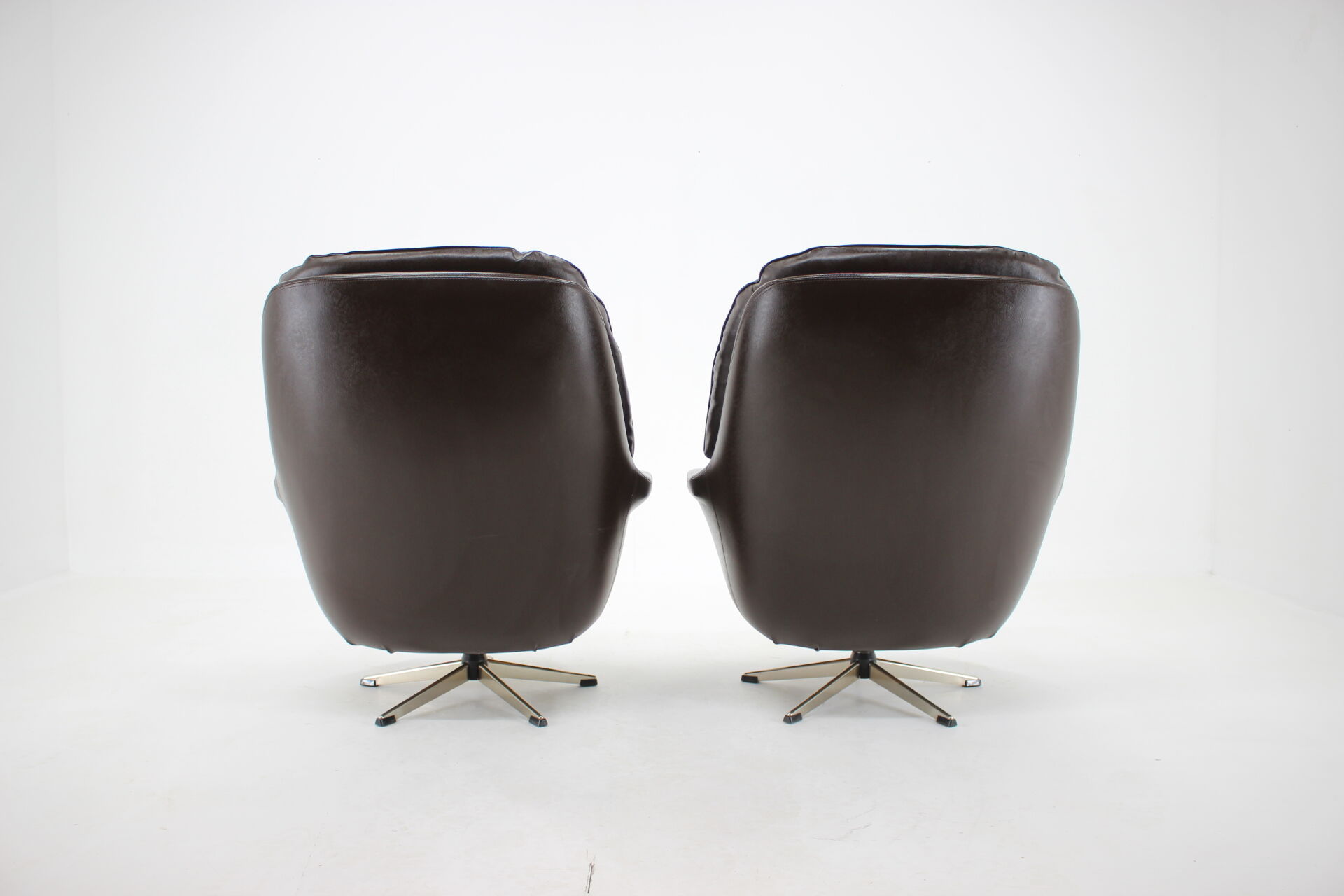 1970s Leatherette Swivel Lounge Chair
