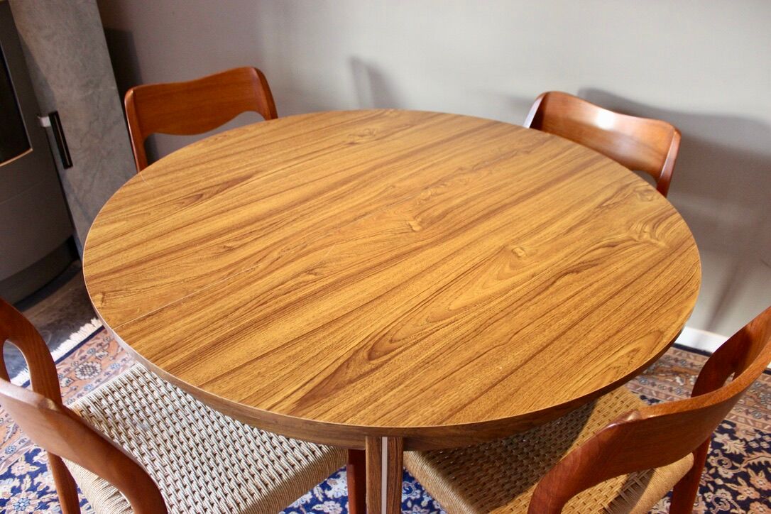 able to eat vintage round in formica imitation teak, with hidden extension, Scandinavian style