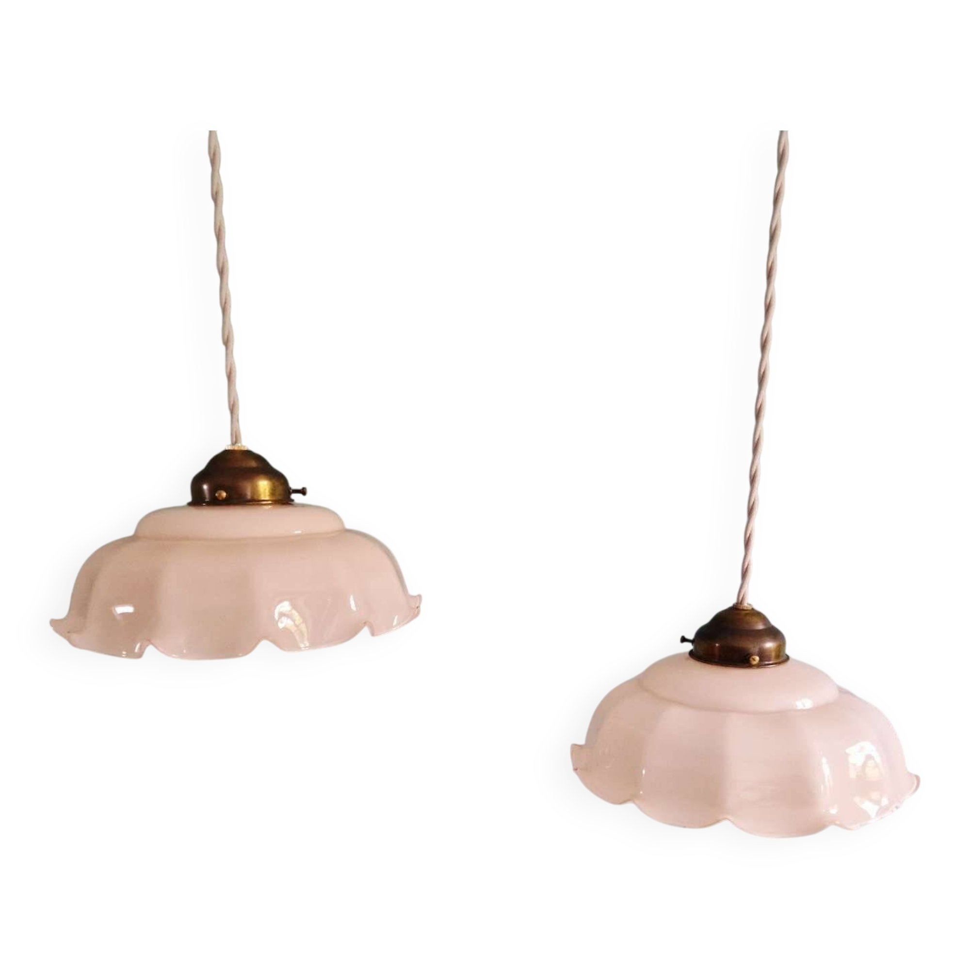 Duo de suspensions en opaline festonnée rose, années 1920-30