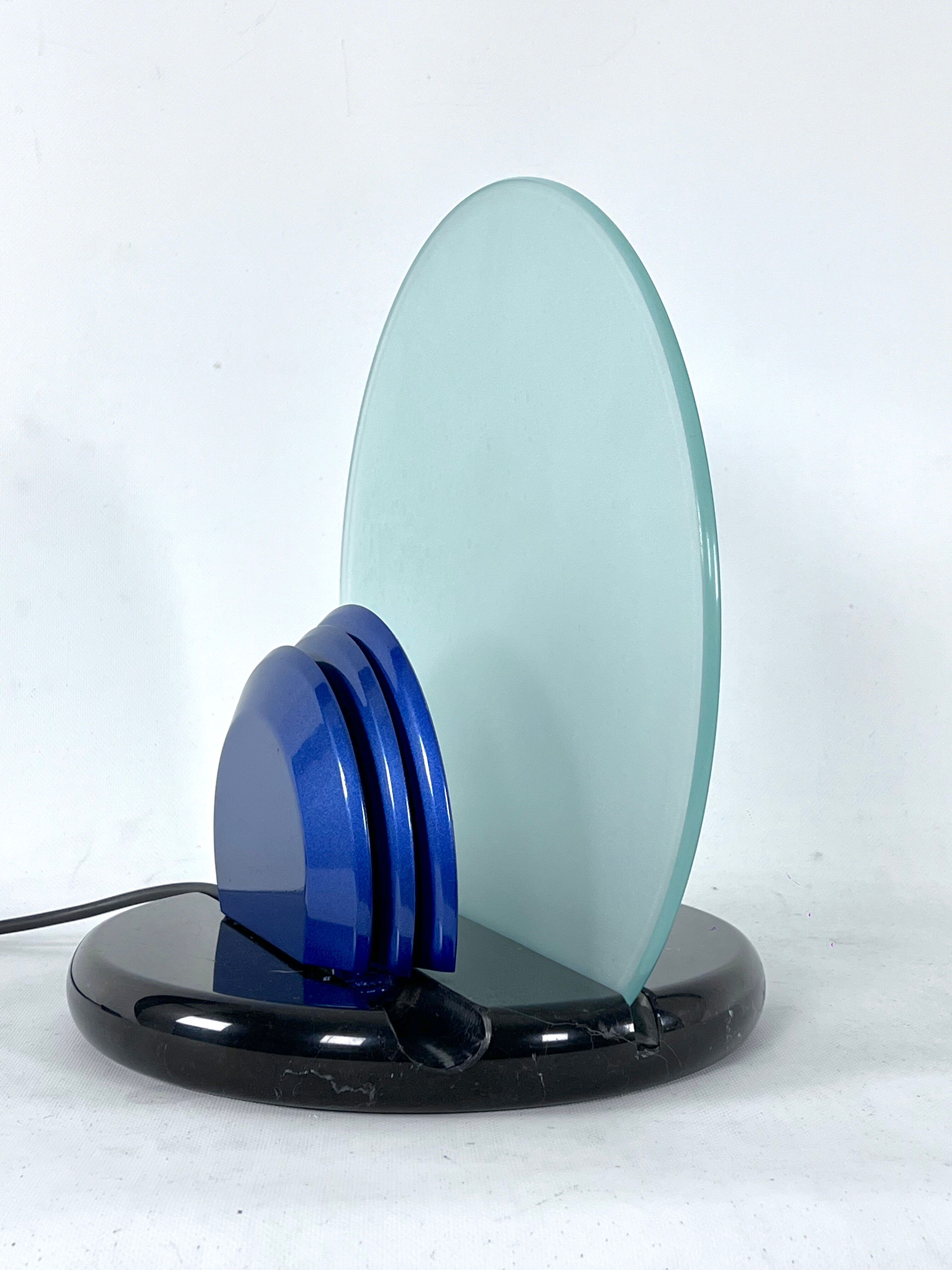 Mid-Century Gong table lamp in marble and glass by Bruno Gecchelin for Skipper. Italy 1981