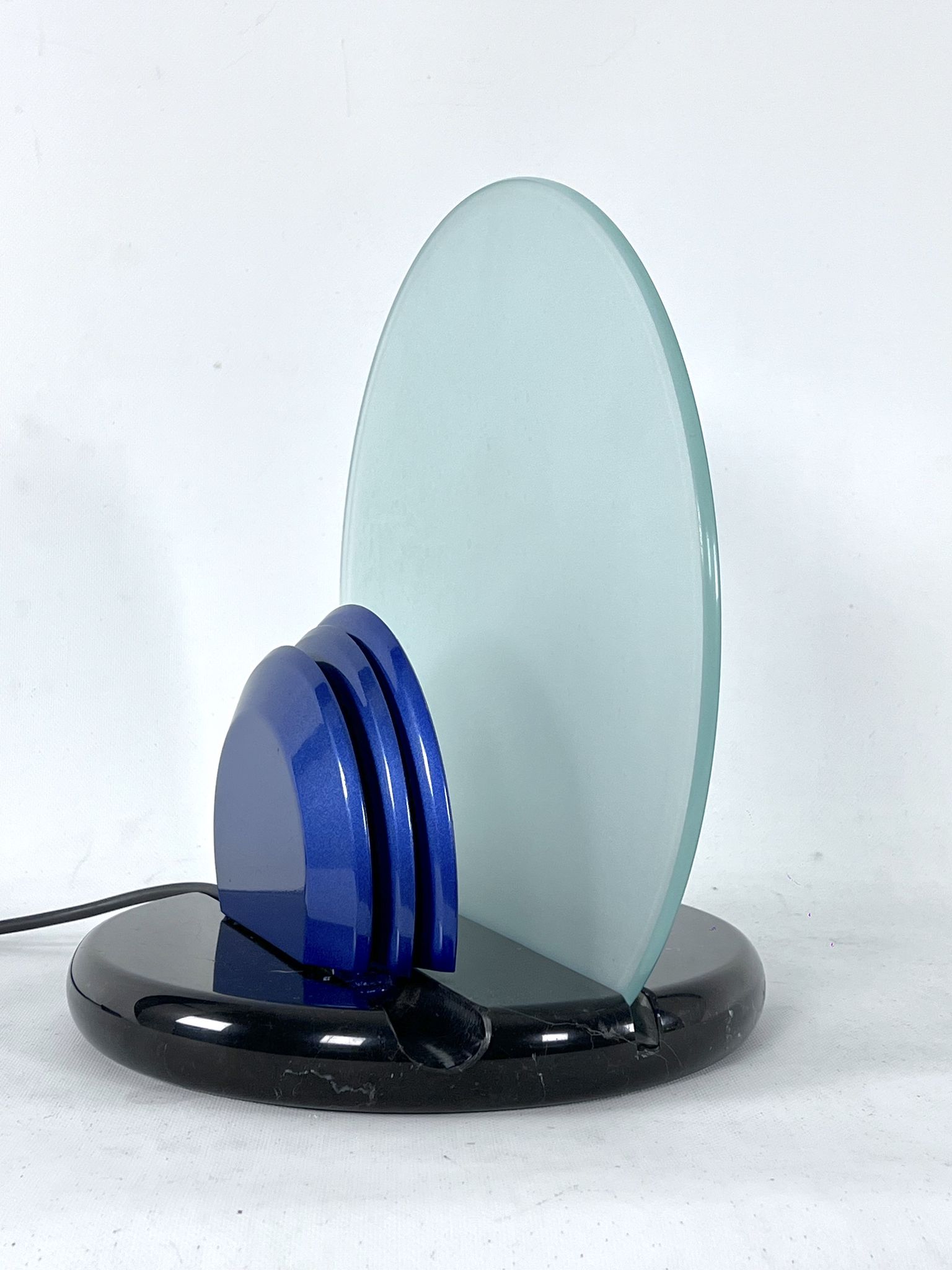 Mid-Century Gong table lamp in marble and glass by Bruno Gecchelin for Skipper. Italy 1981