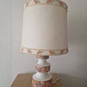 Lampe vintage en céramique orange fleurie