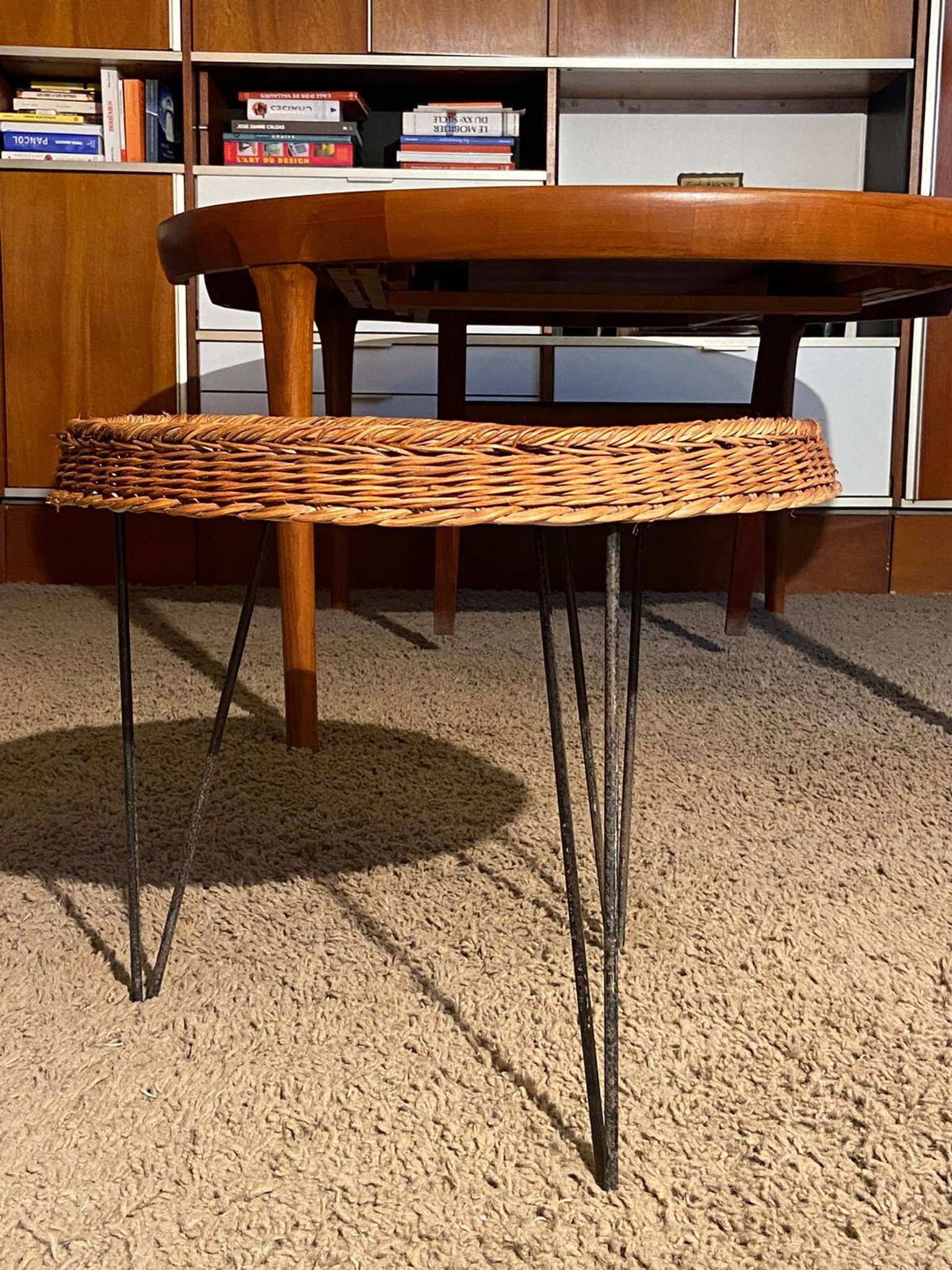 Set of 2 wicker armchairs and coffee table Raoul Guy 1950