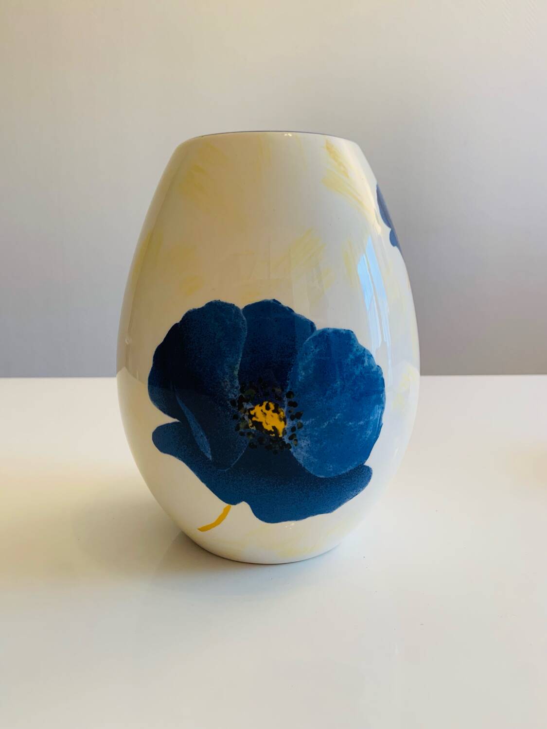 Egg-shaped vase in Lunéville earthenware from the "Blue Anemone" collection