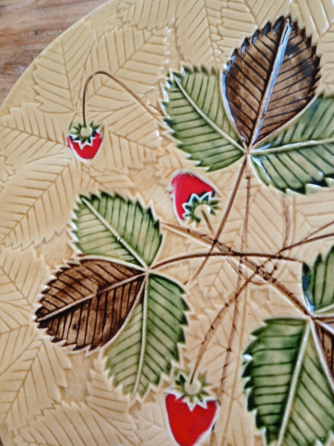 Strawberry pattern slip dish