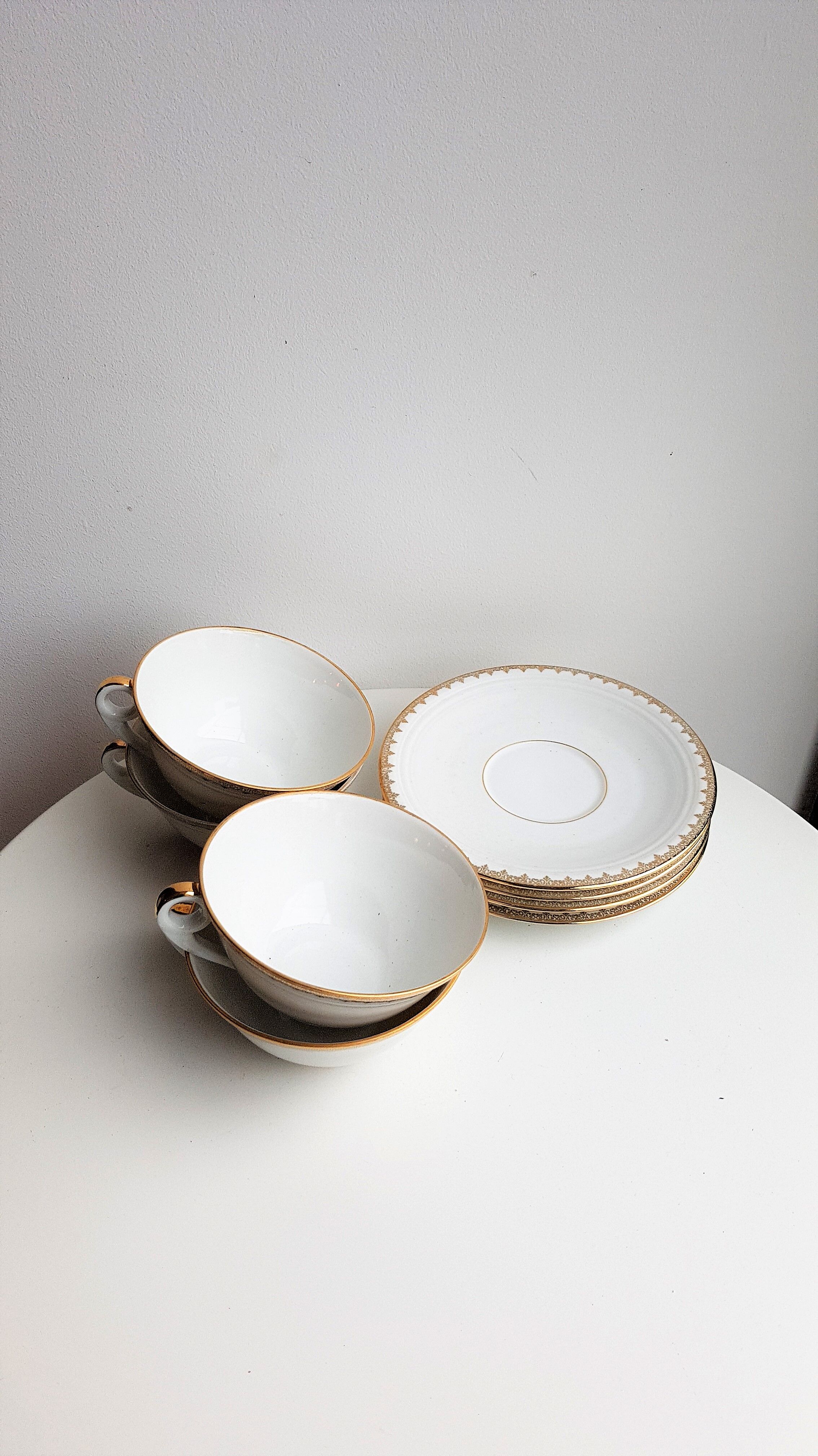 Series of 4 cups and saucers in white porcelain