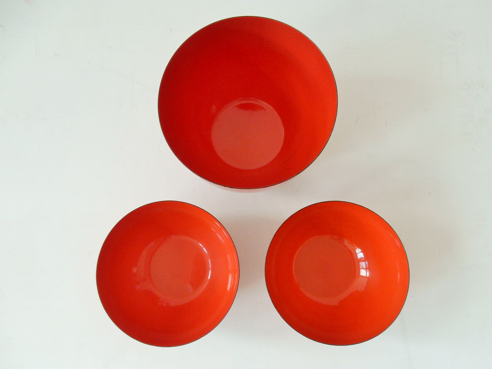 Orange-red enamelled bowls by Kaj Franck for Finel 1960s