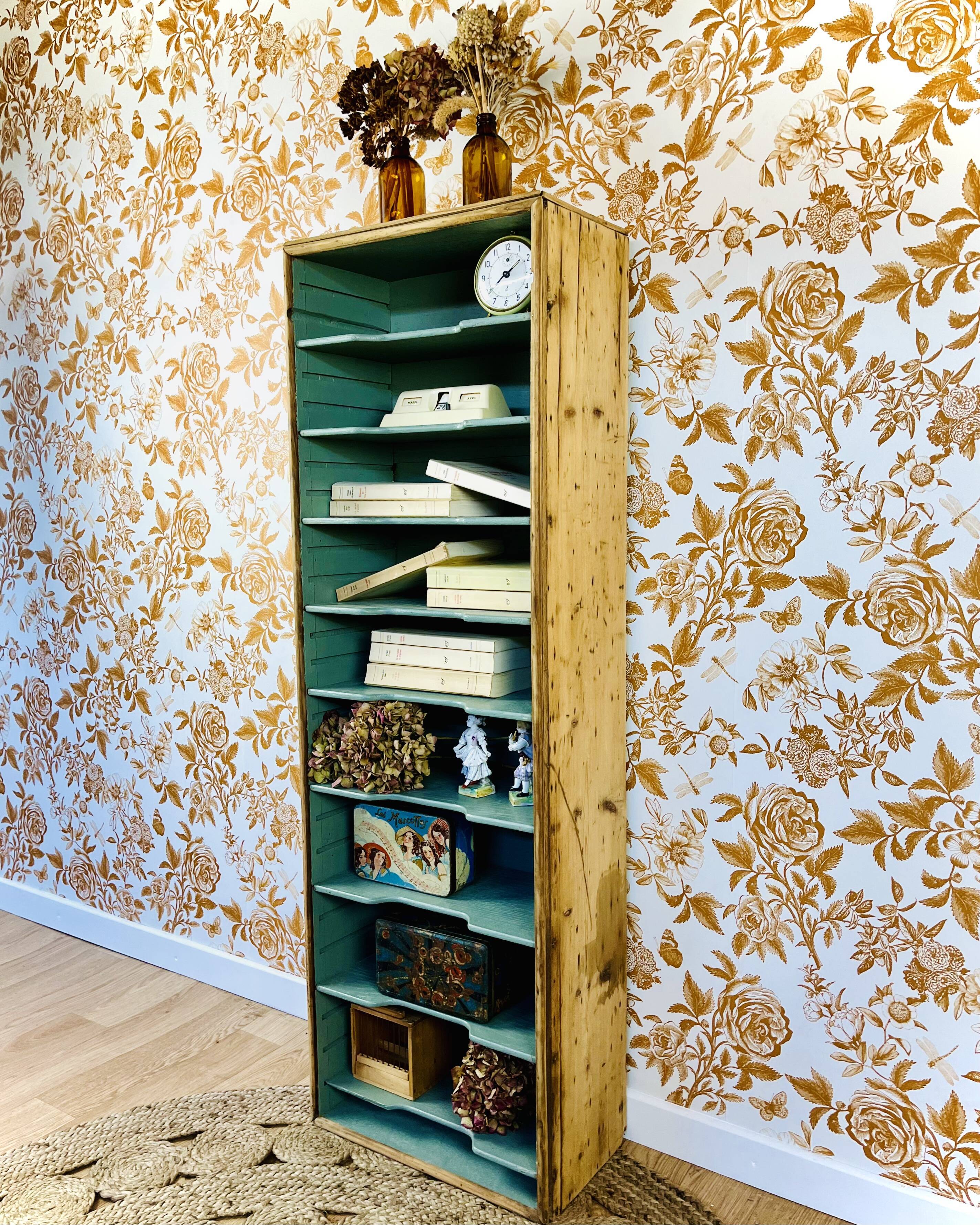 Small piece of furniture with lockers