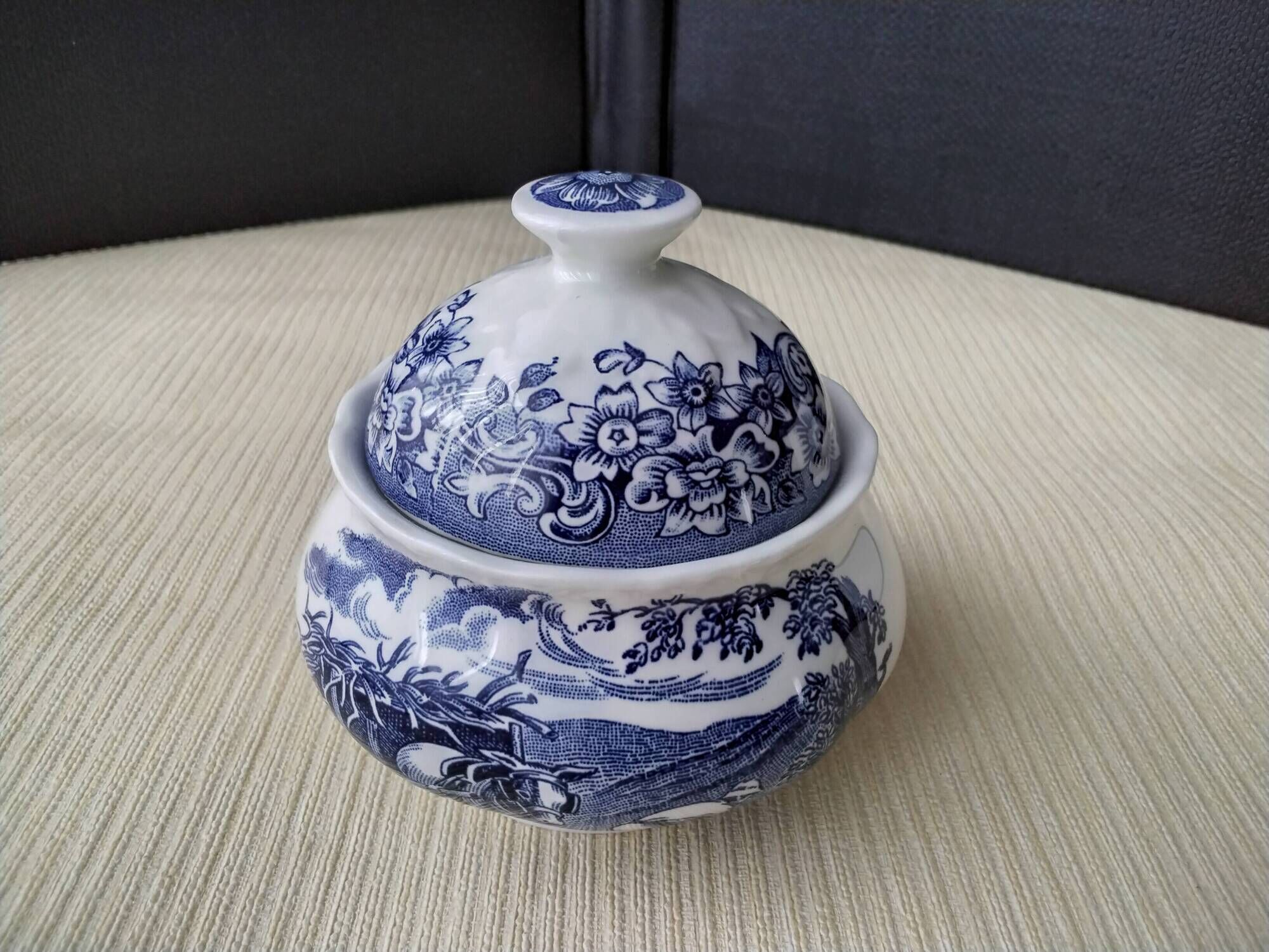 Sucrier en porcelaine Anglaise Royal Tudor