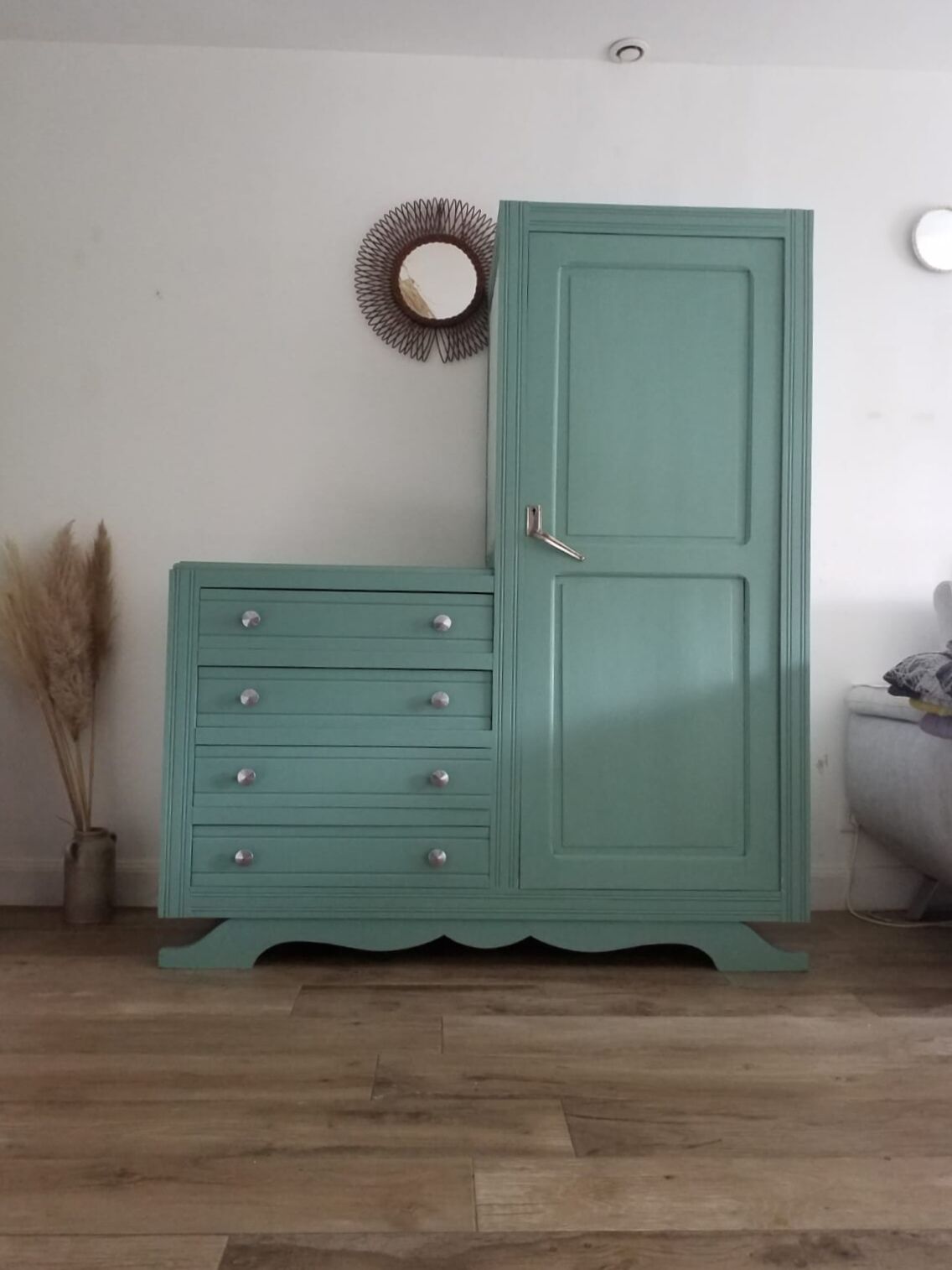 Asymmetrical cabinet